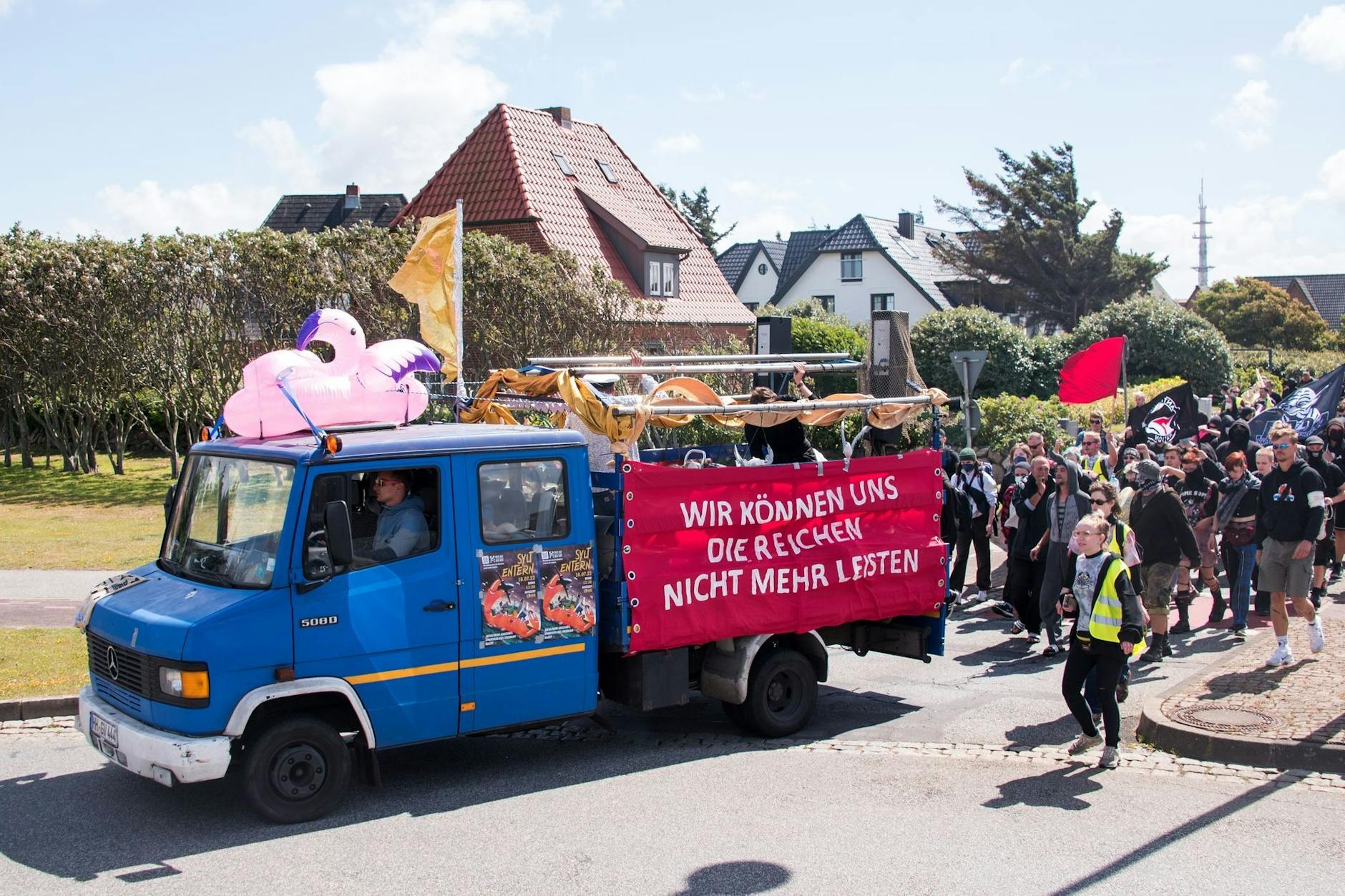 Der Demonstrationszug für mehr Umverteilung zog friedlich über die Insel Sylt.