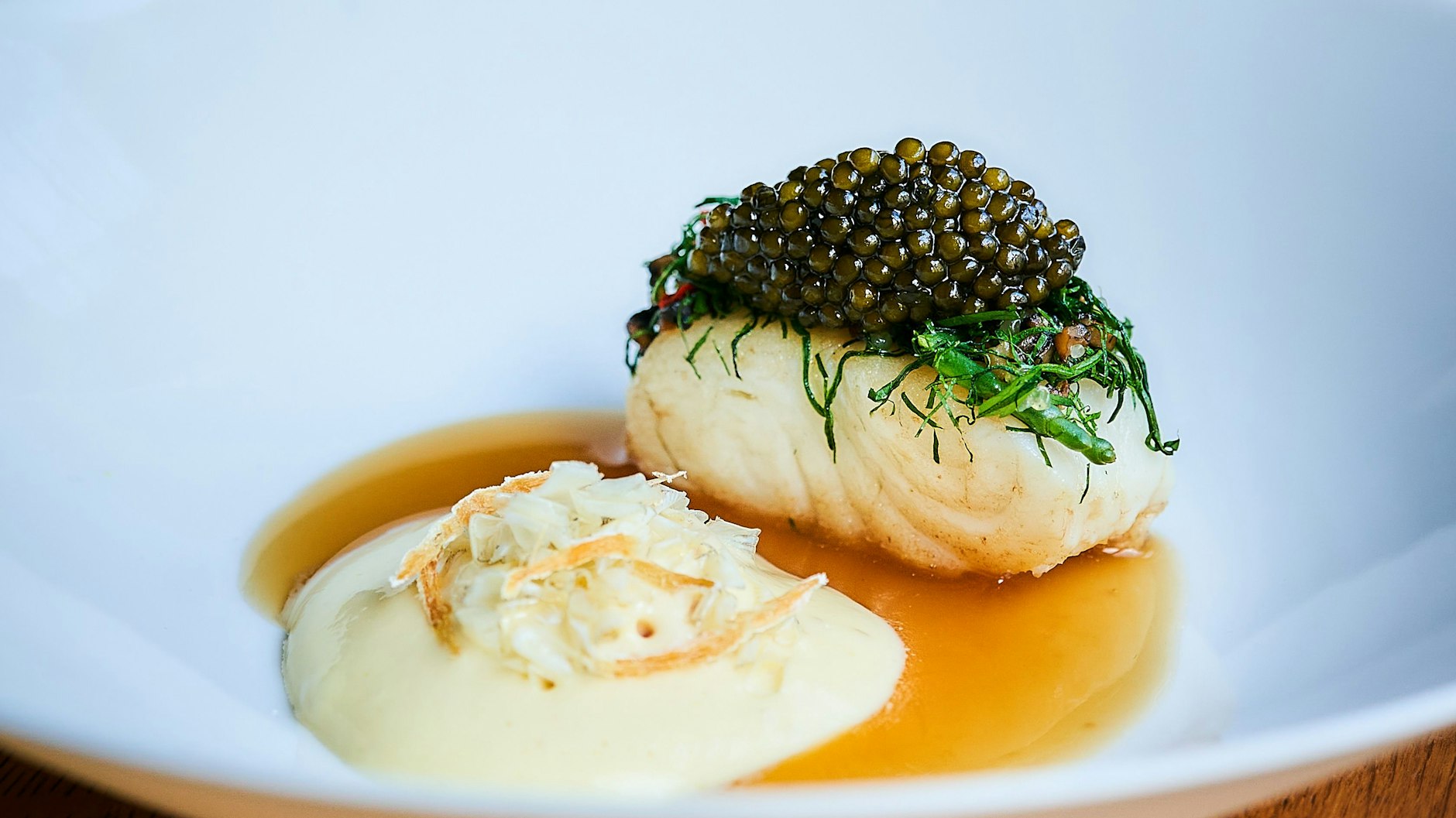 Zander: In Butter angebraten mit Knoblauch, Thymian und Lorbeer auf dem Zander (Salat von Estragon, Petersilie und Imperial Kaviar) nebendran