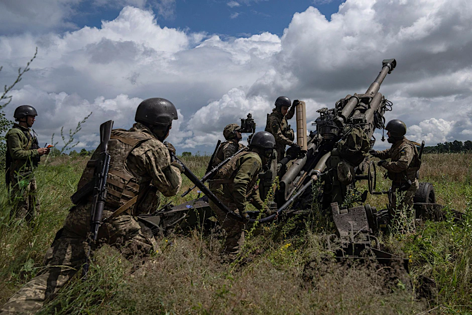 Ukrainische Soldaten laden Munition in eine von den USA gelieferte M777 Haubitze, um auf russische Stellungen zu schießen. Die Ukraine hofft auf mehr Waffen aus dem Westen.  