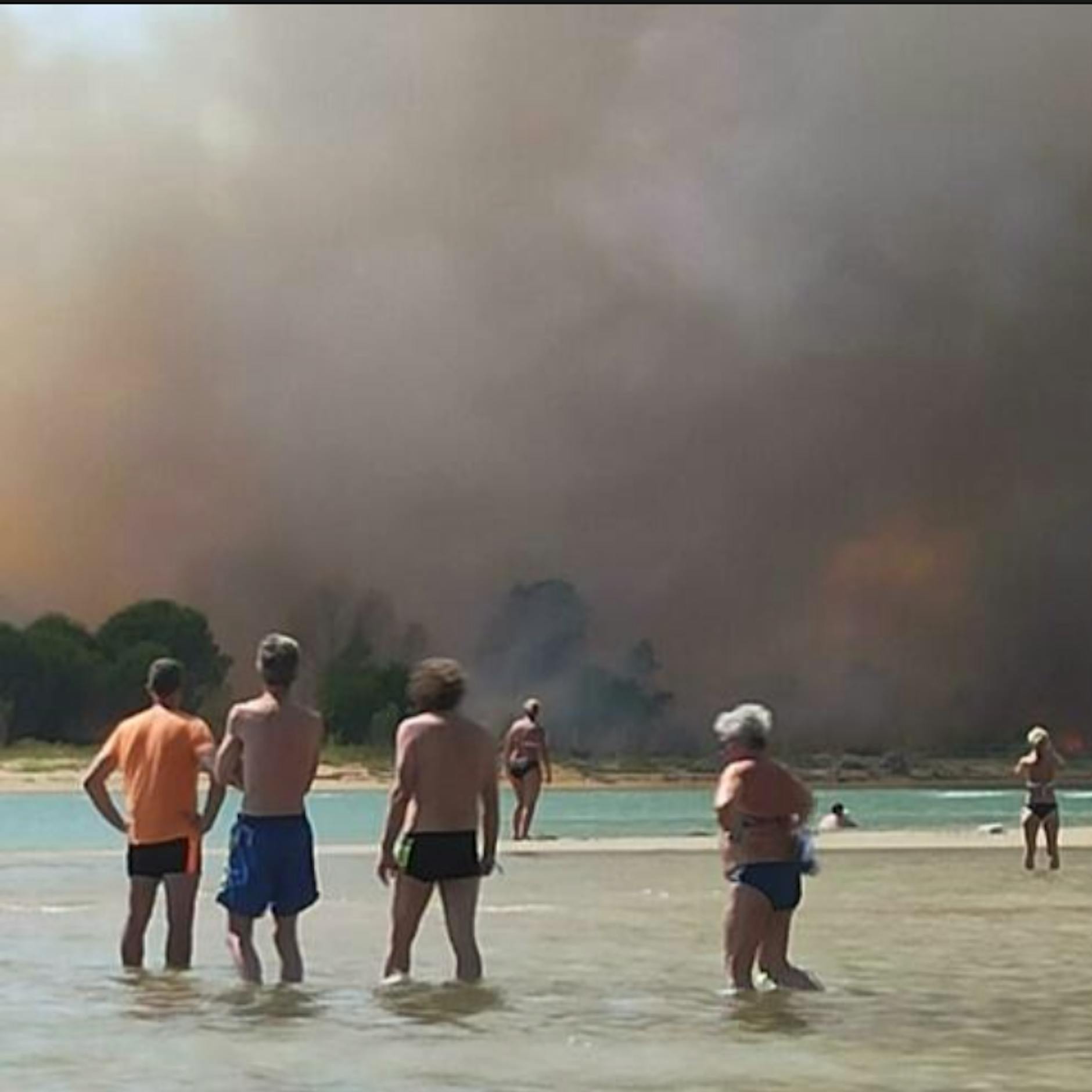 Horror-Waldbrand am Urlaubsstrand in Italien: Touristen flüchten ins Meer