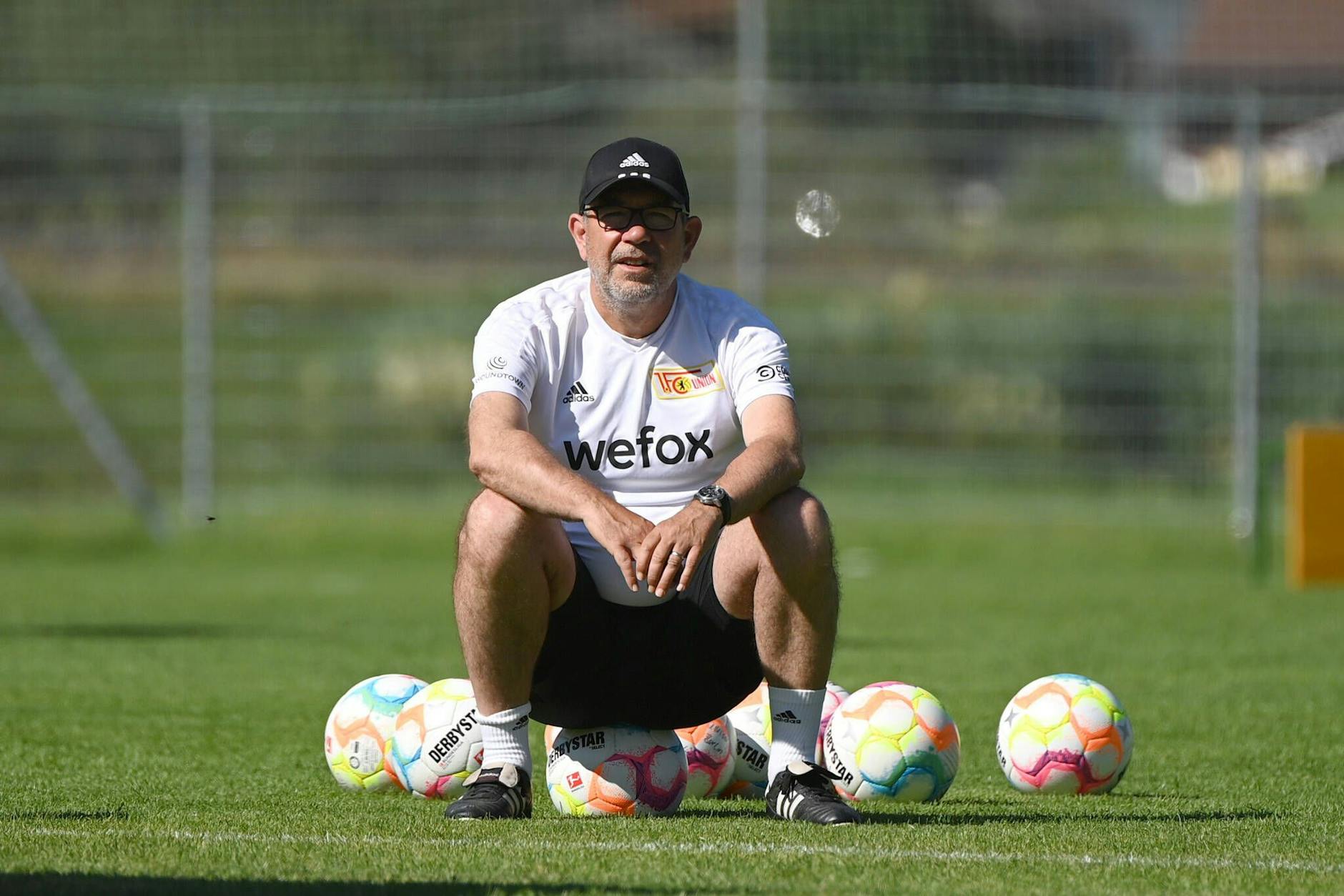 Urs Fischer auf einer klassischen Sitzgelegenheit für Fußballtrainer.
