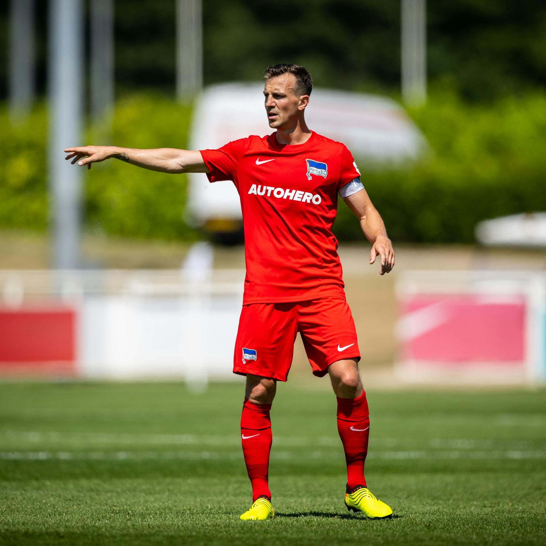 Herthas Vladimir Darida gibt mit Binde Anweisungen an seine Mitspieler.