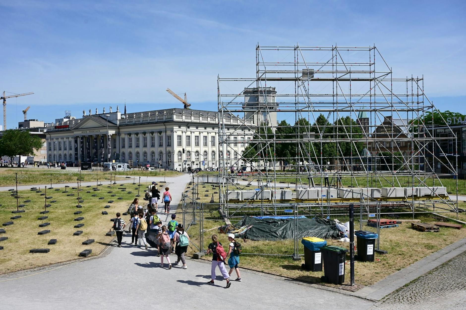 Am Tag nach dem Abhängen des umstrittenen Großbanners „People’s Justice“ des indonesischen Künstlerkollektivs Taring Padi, bleibt auf dem Friedrichsplatz das leere Gerüst übrig.