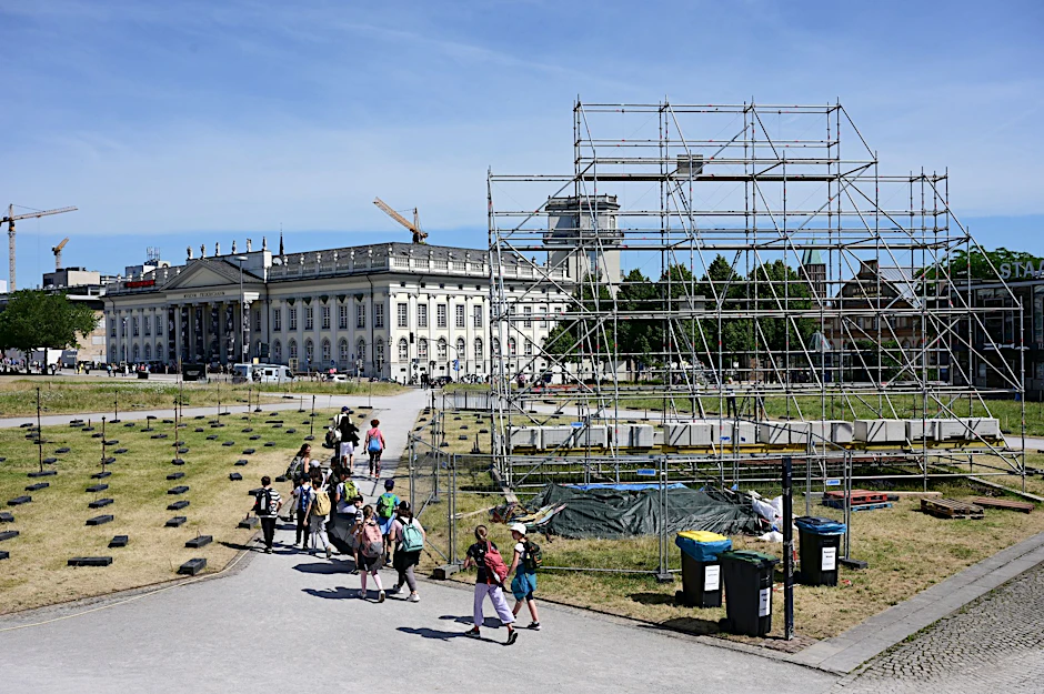 Am Tag nach dem Abhängen des umstrittenen Großbanners „People’s Justice“ des indonesischen Künstlerkollektivs Taring Padi, bleibt auf dem Friedrichsplatz das leere Gerüst übrig.