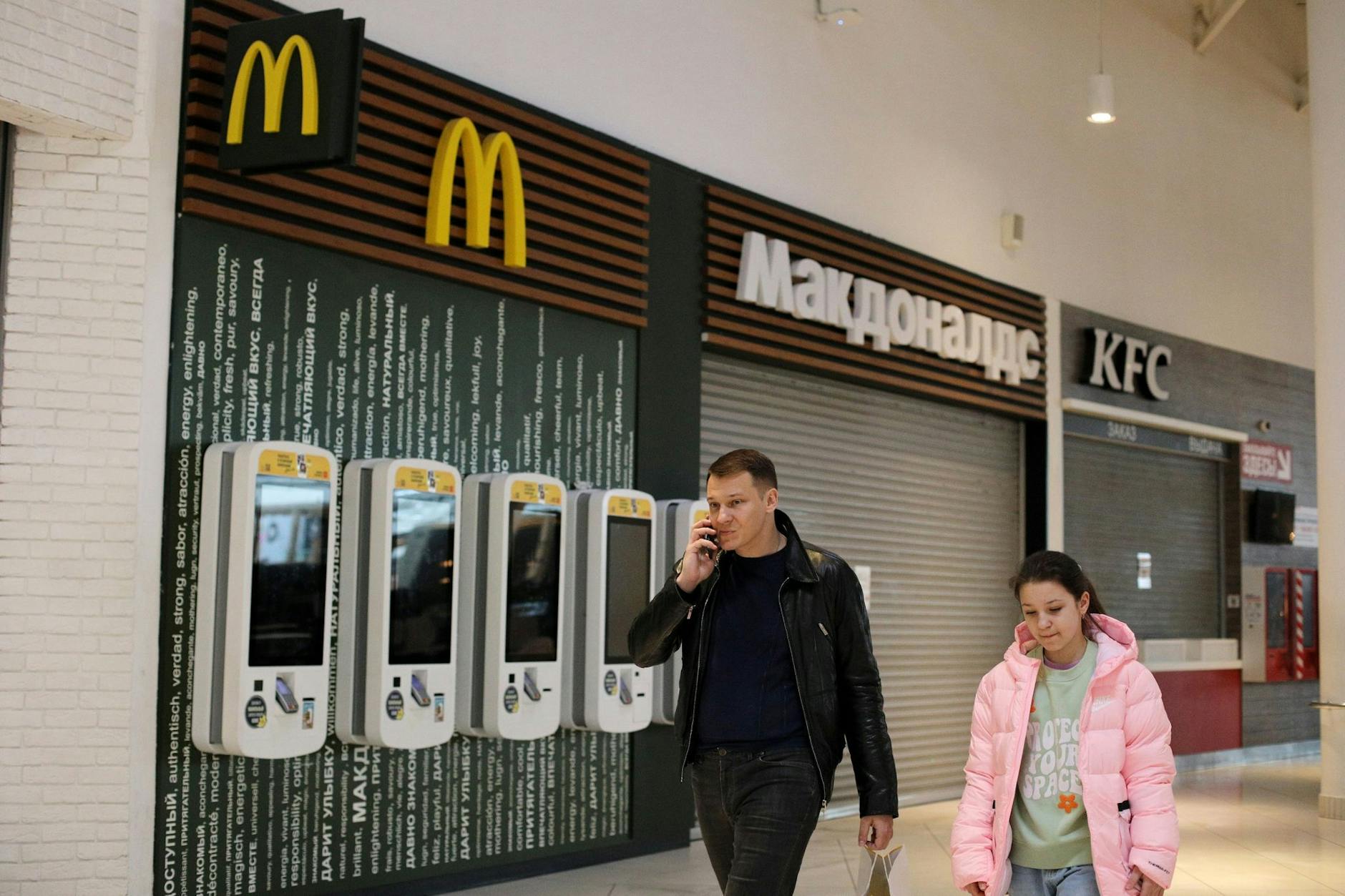 ARCHIV - Zu Beginn des russische Angriffskrieges gegen die Ukraine hatten sich zahlreiche Großkonzerne aus ihrem Russland-Geschäft zurückgezogen: darunter die Fast-Food-Kette McDonald's.