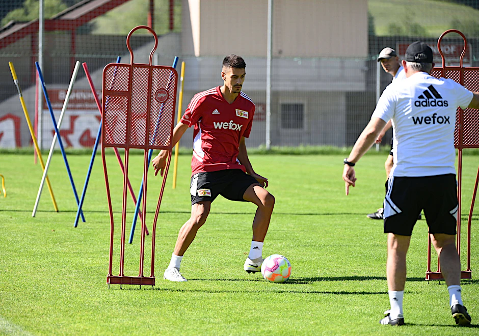 Training zur schnellen Integration: Diogo Leite (l.) nutzte den freien Sonntag des 1. FC Union Berlin im Trainingslager für eine individuelle Einheit mit Trainer Urs Fischer.
