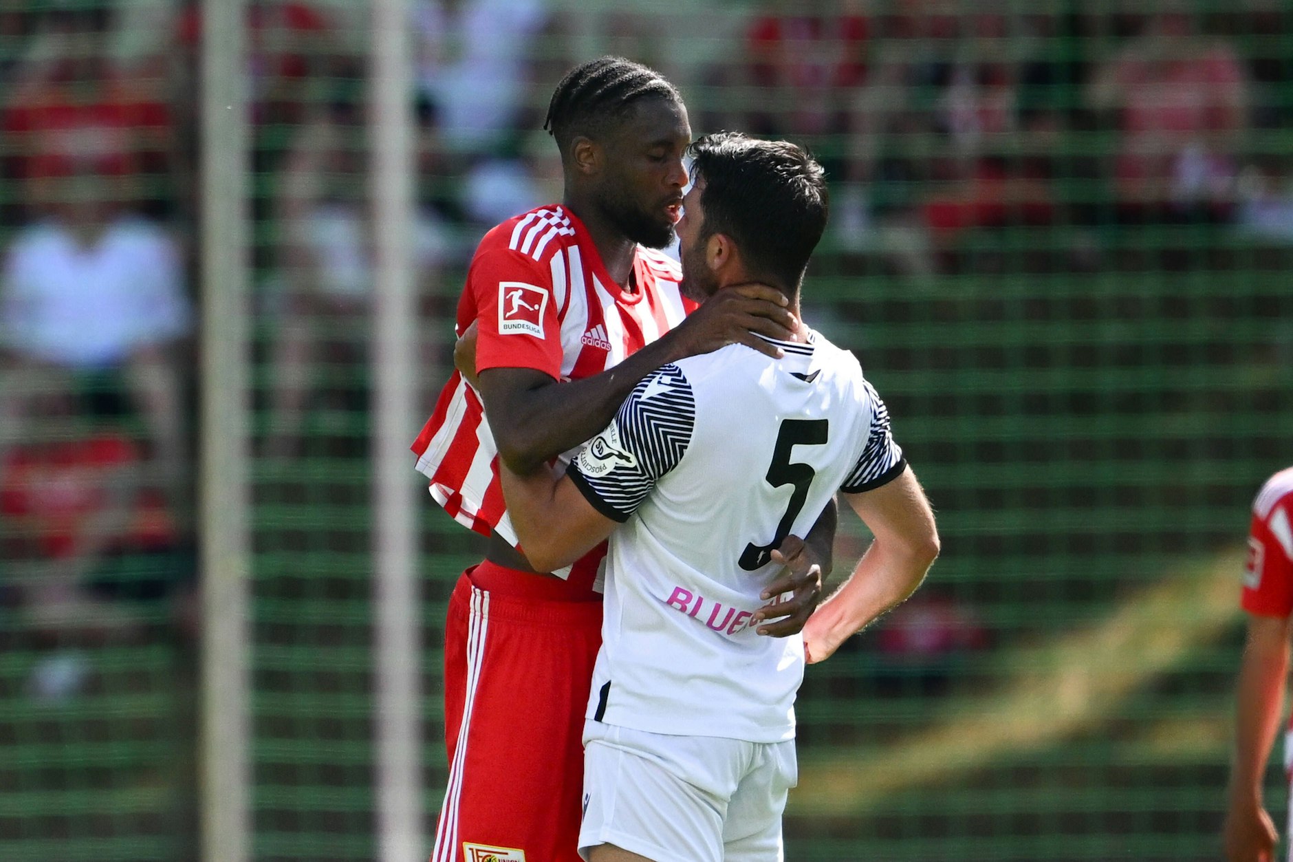 Schönen Gruß aus Casablanca! Schau mir in die Augen, Kleiner. Jordan Siebatcheu im trauten Zwiegespräch mit Udines Tolgay Arslan.