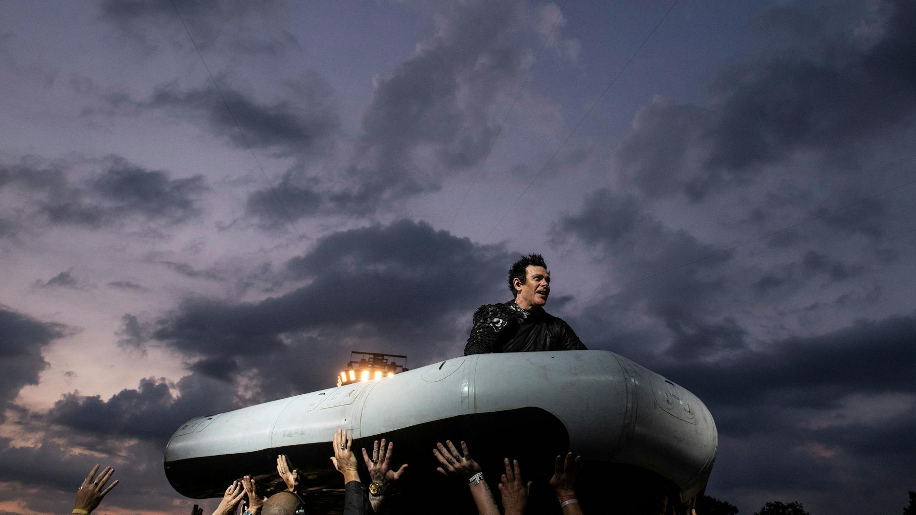 Zur Show gehört es auch, dass dich die Rocker nach einem Auftritt auf einer Mini-Bühne in Schlauchbooten von den Zuschauern zurück zur Hauptbühne tragen lassen. Hier: Gitarrist Richard Kruspe.