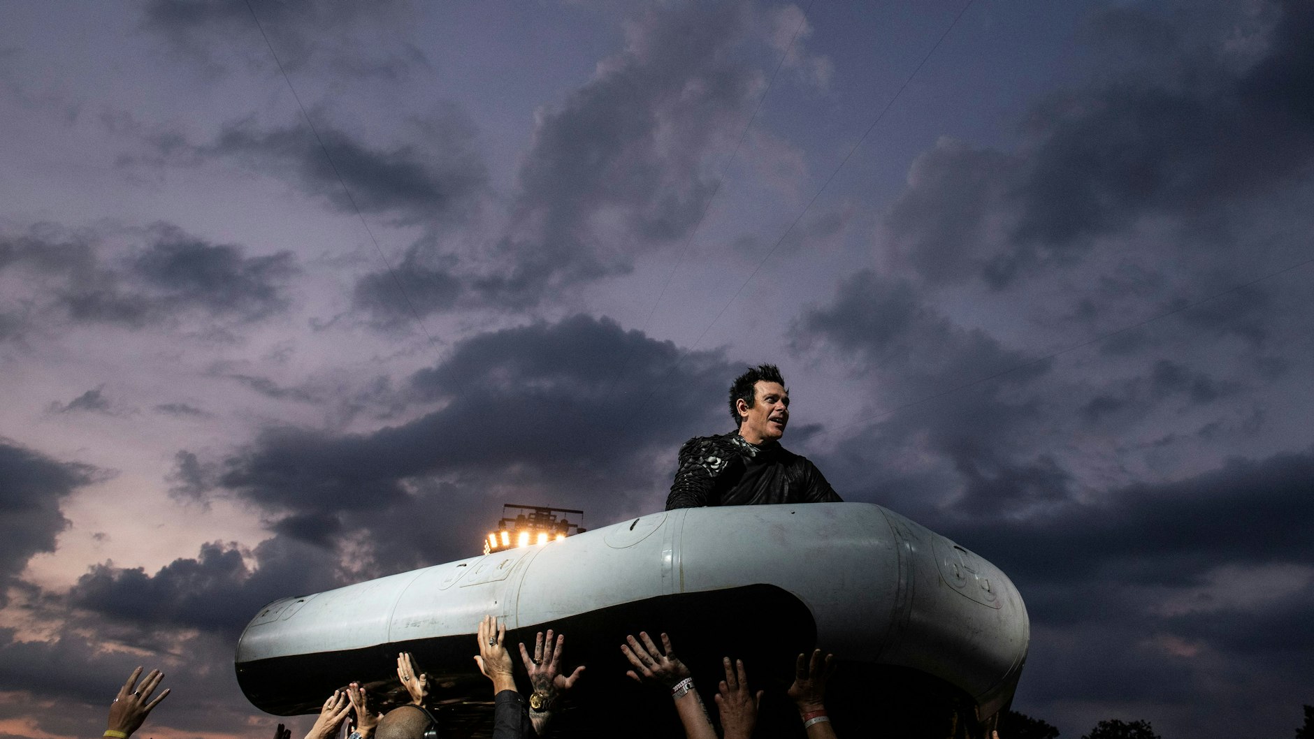 Zur Show gehört es auch, dass dich die Rocker nach einem Auftritt auf einer Mini-Bühne in Schlauchbooten von den Zuschauern zurück zur Hauptbühne tragen lassen. Hier: Gitarrist Richard Kruspe.