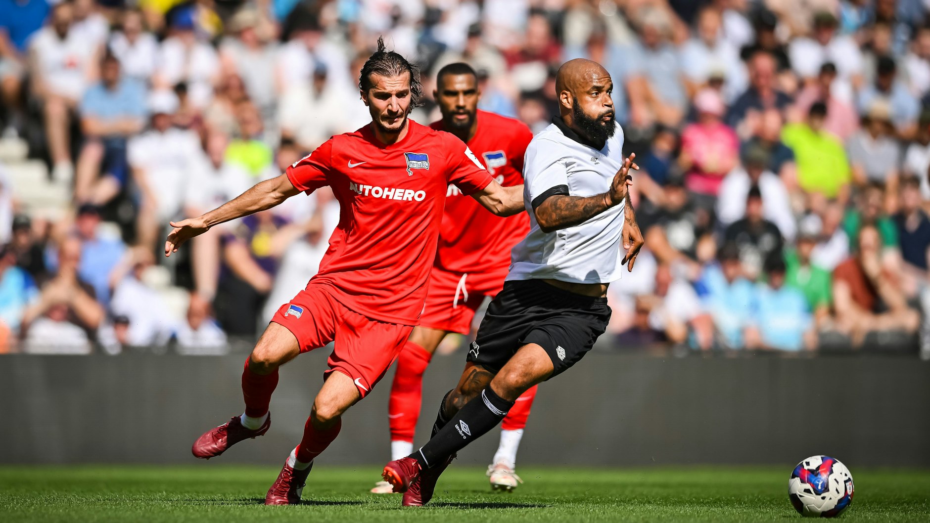 Wusste im Test durchaus zu gefallen: Hertha-Zugang Ivan Sunjic, hier im Duell mit David McGoldrick von Derby County.