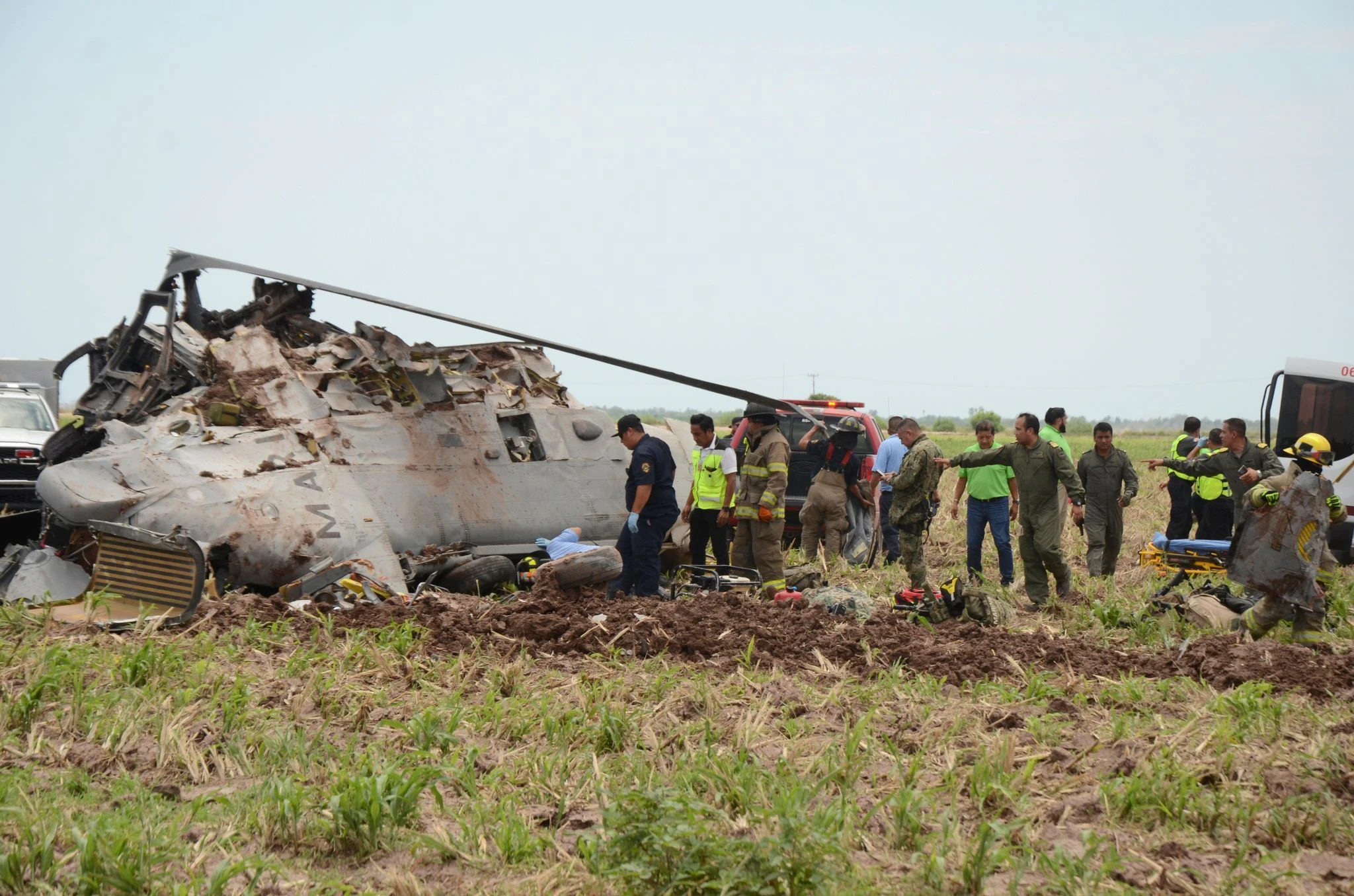 Rettungskräfte an dem abgestürzten Blackhawk-Hubschrauber der mexikanischen Marine im mexikanischen Bundesstaat Sinaloa.  