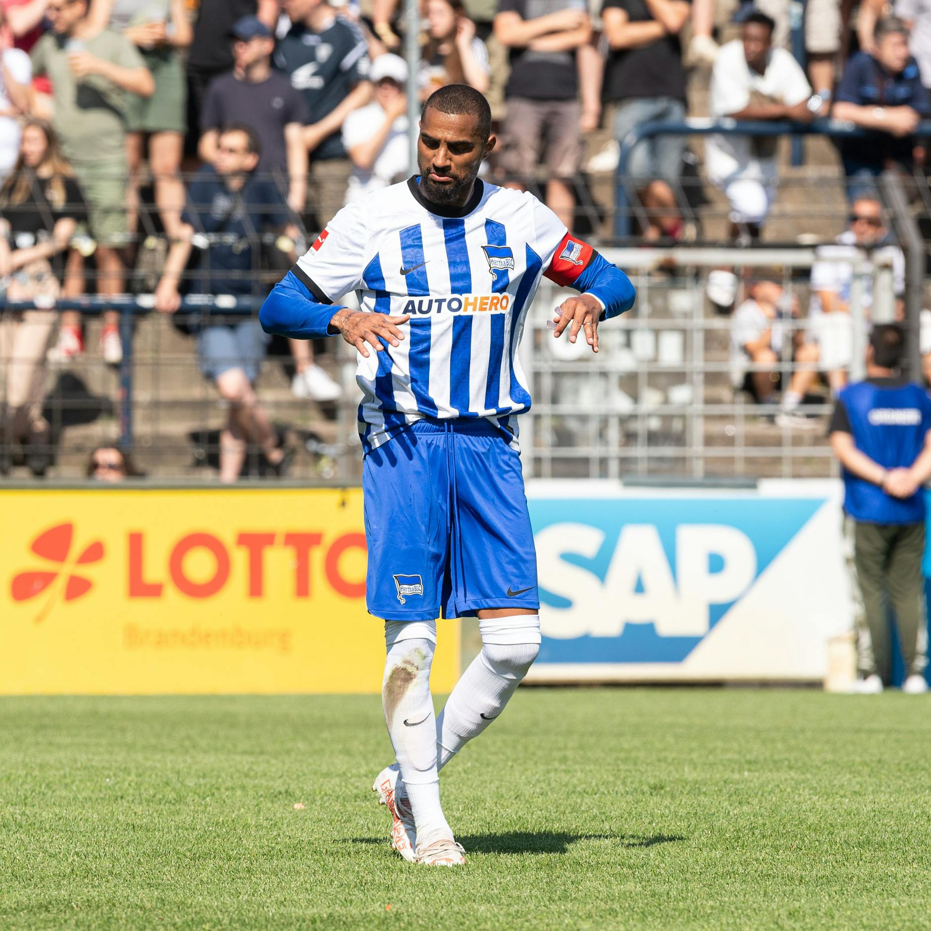 Der Leitwolf Kevin-Prince Boateng trug bei Herthas 1:0-Testspiel in Babelsberg den Kapitänsstoff am Ärmel.