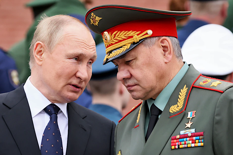 Der russische Präsident Wladimir Putin spricht mit seinem Verteidigungsminister&nbsp;Sergej Schoigu.