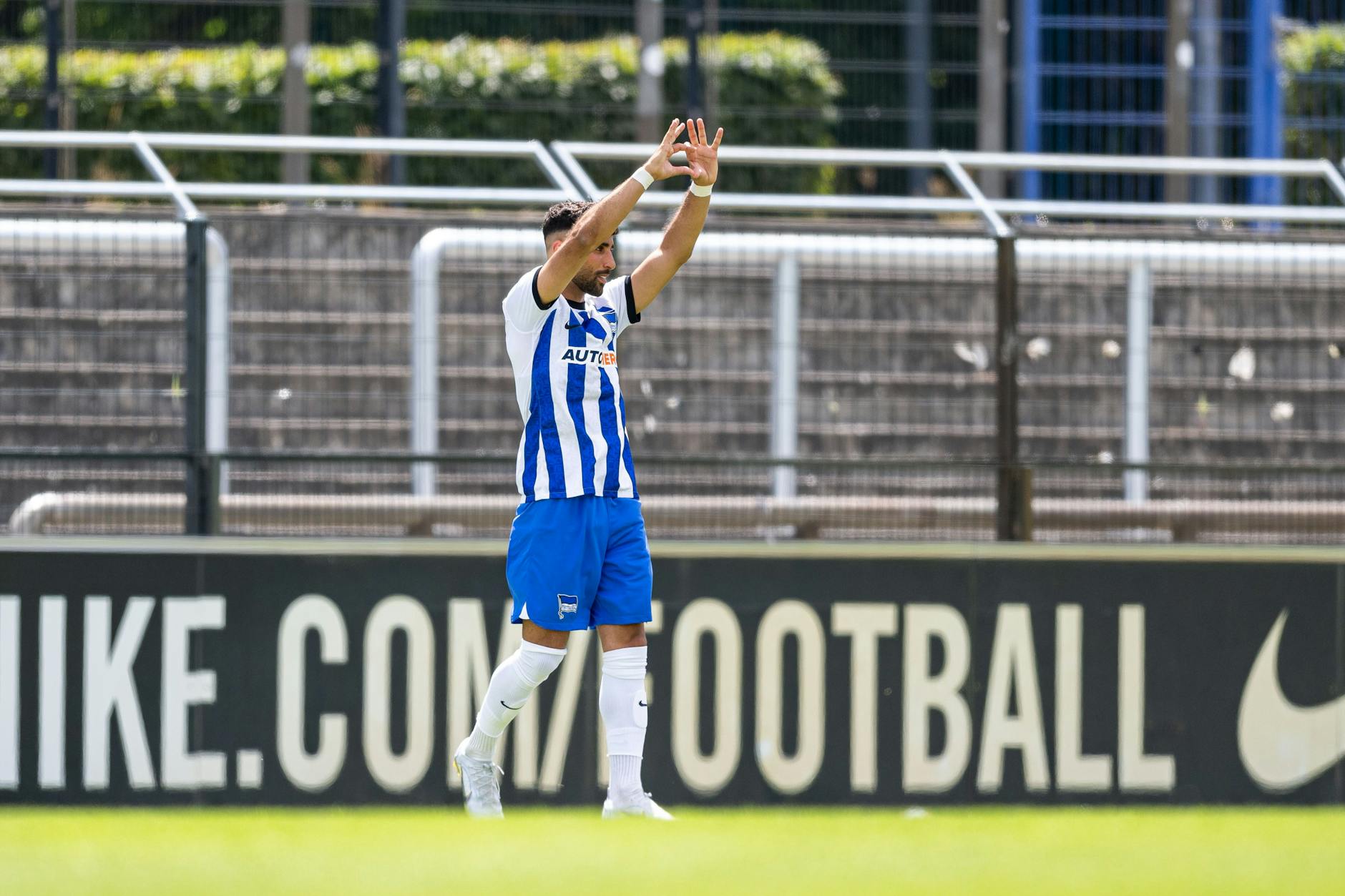 Nader El-Jindaoui von Hertha BSC U23 grüßt seine Fans mit Herzchen-Symbol.