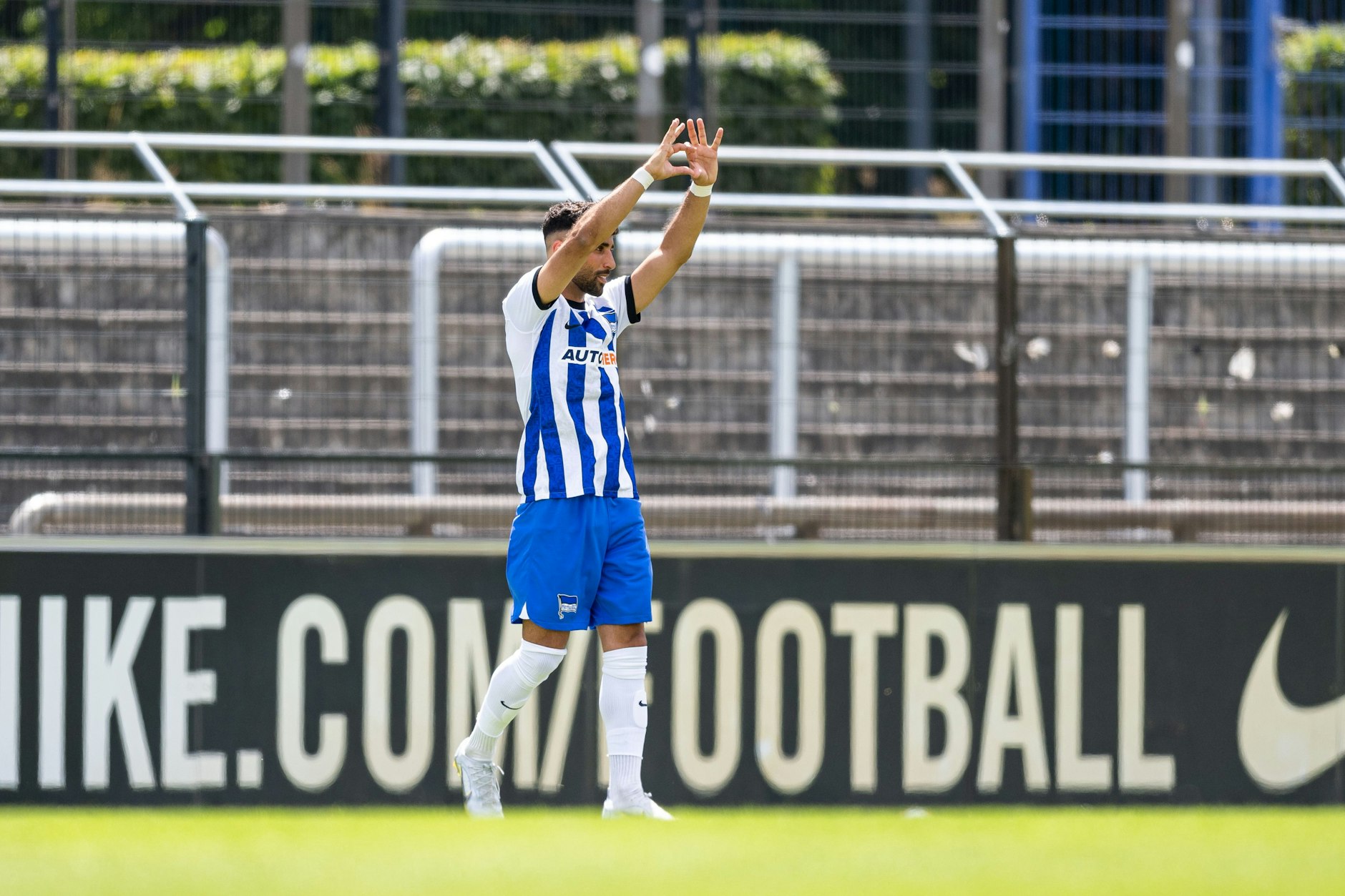 Nader El-Jindaoui von Hertha BSC U23 grüßt seine Fans mit Herzchen-Symbol.