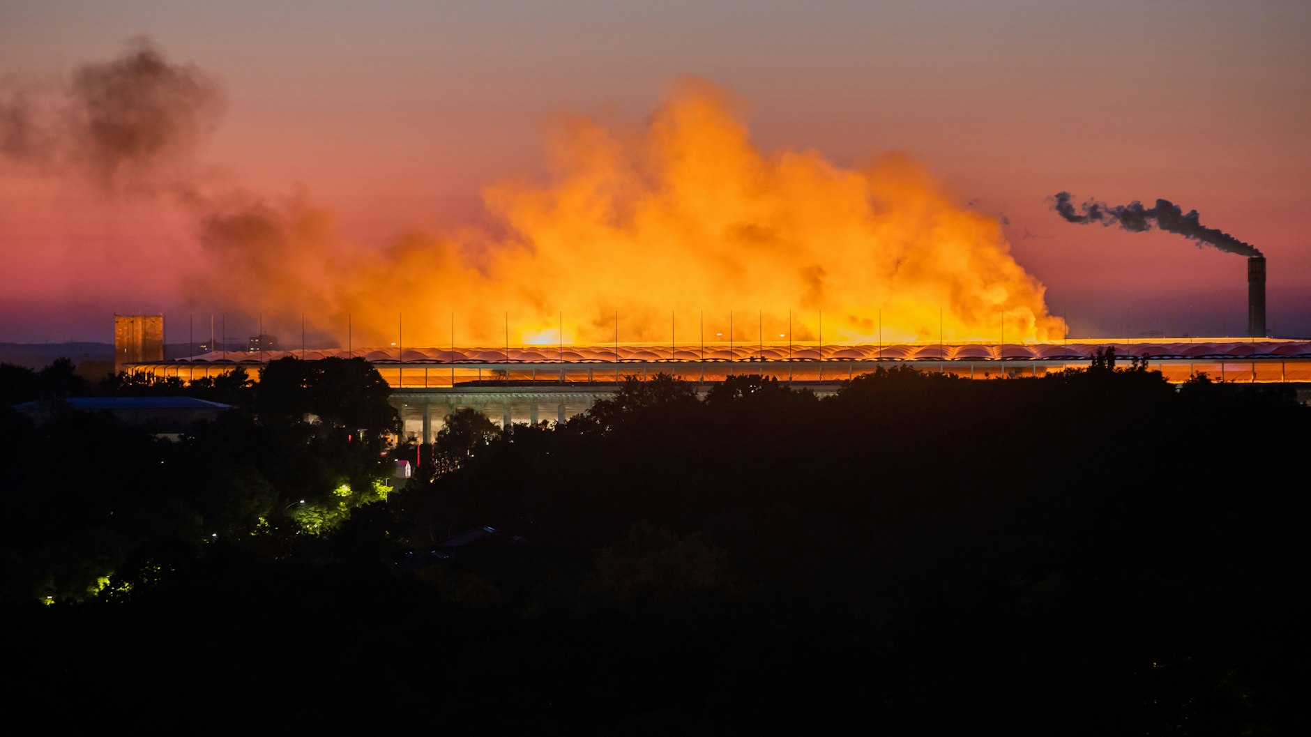 Die Show-Effekte sorgen dafür, dass besorgte Menschen immer wieder die Feuerwehr alarmieren - doch bei Rammstein gehört viel Pyrotechnik dazu. Hier: Das Konzert im Berliner Olympiastadion.