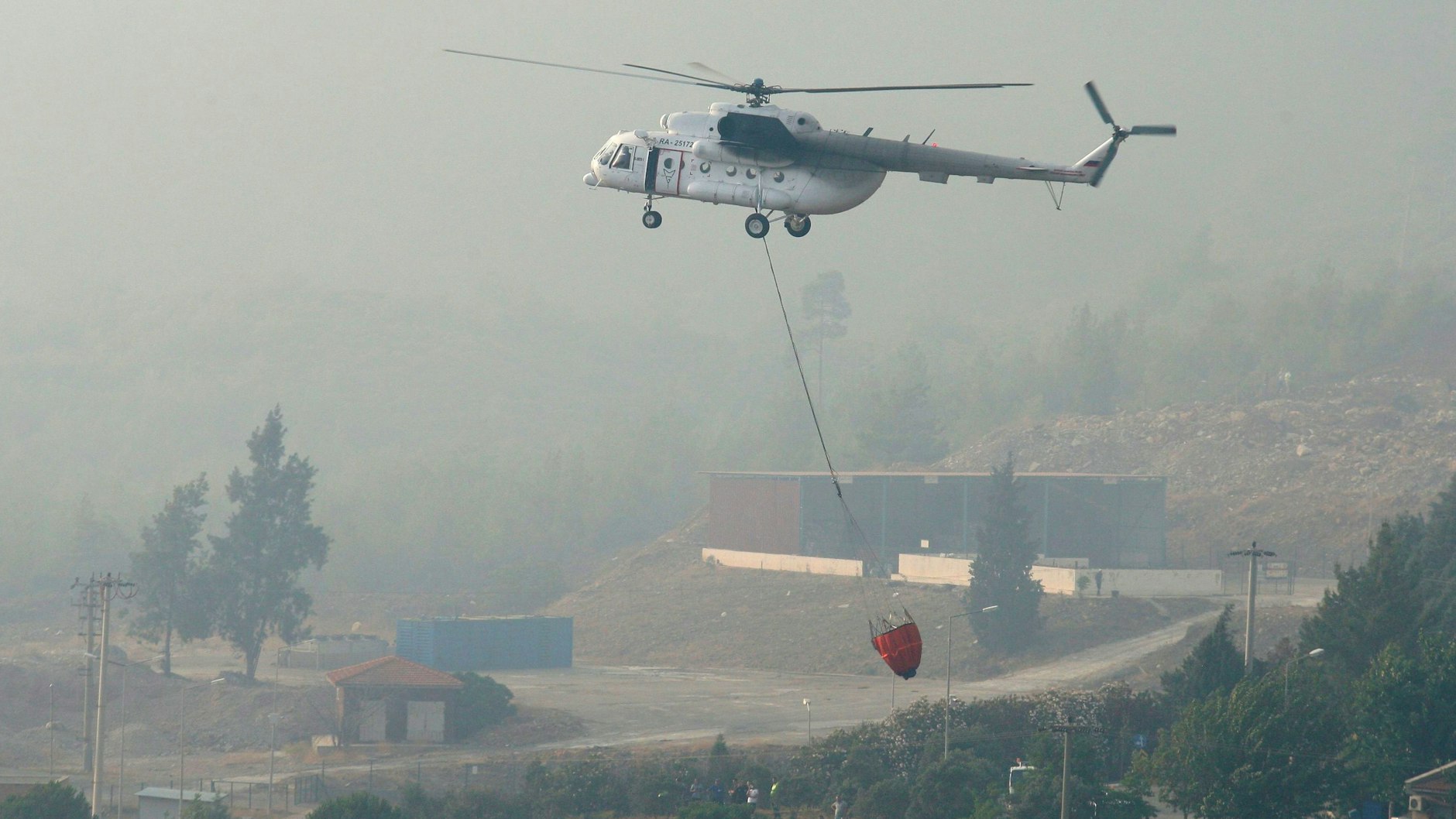 Ein Löschhubschrauber überfliegt die Region Bordubet in der Nähe von Marmaris.