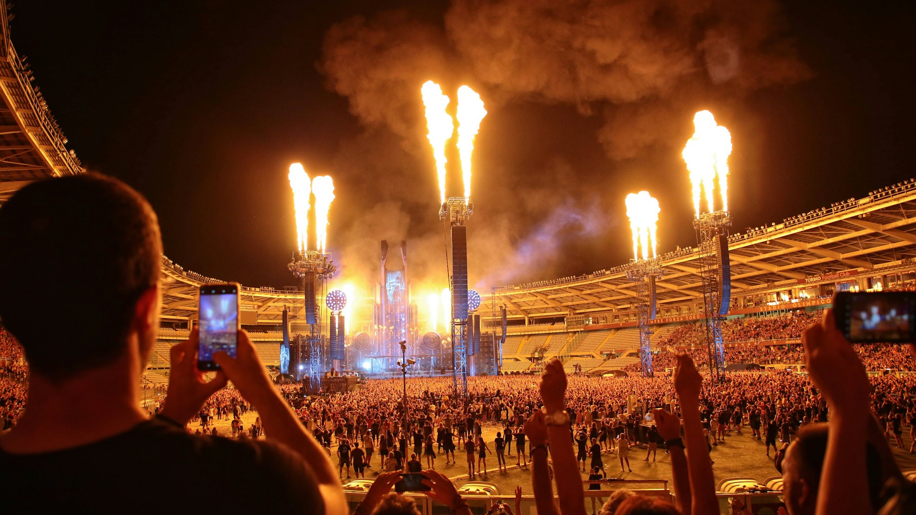 Die Bühne und die Feuershow von Rammstein setzen Maßstäbe. Hier beim Konzert in Turin.