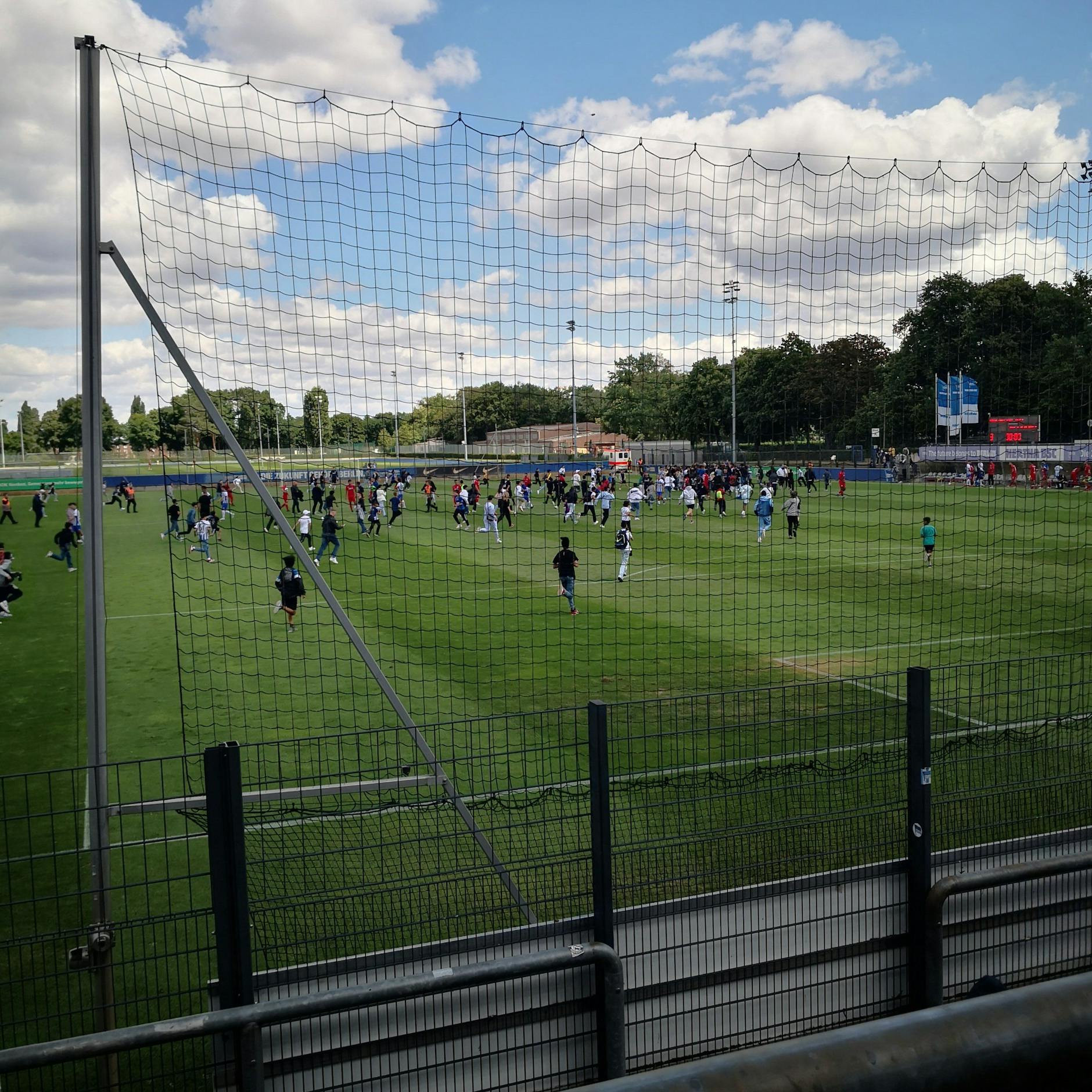 Als das Spiel noch nicht vorbei und Hertha gerade das 3:1 gemacht hatte, rannten Teenies auf den Rasen.