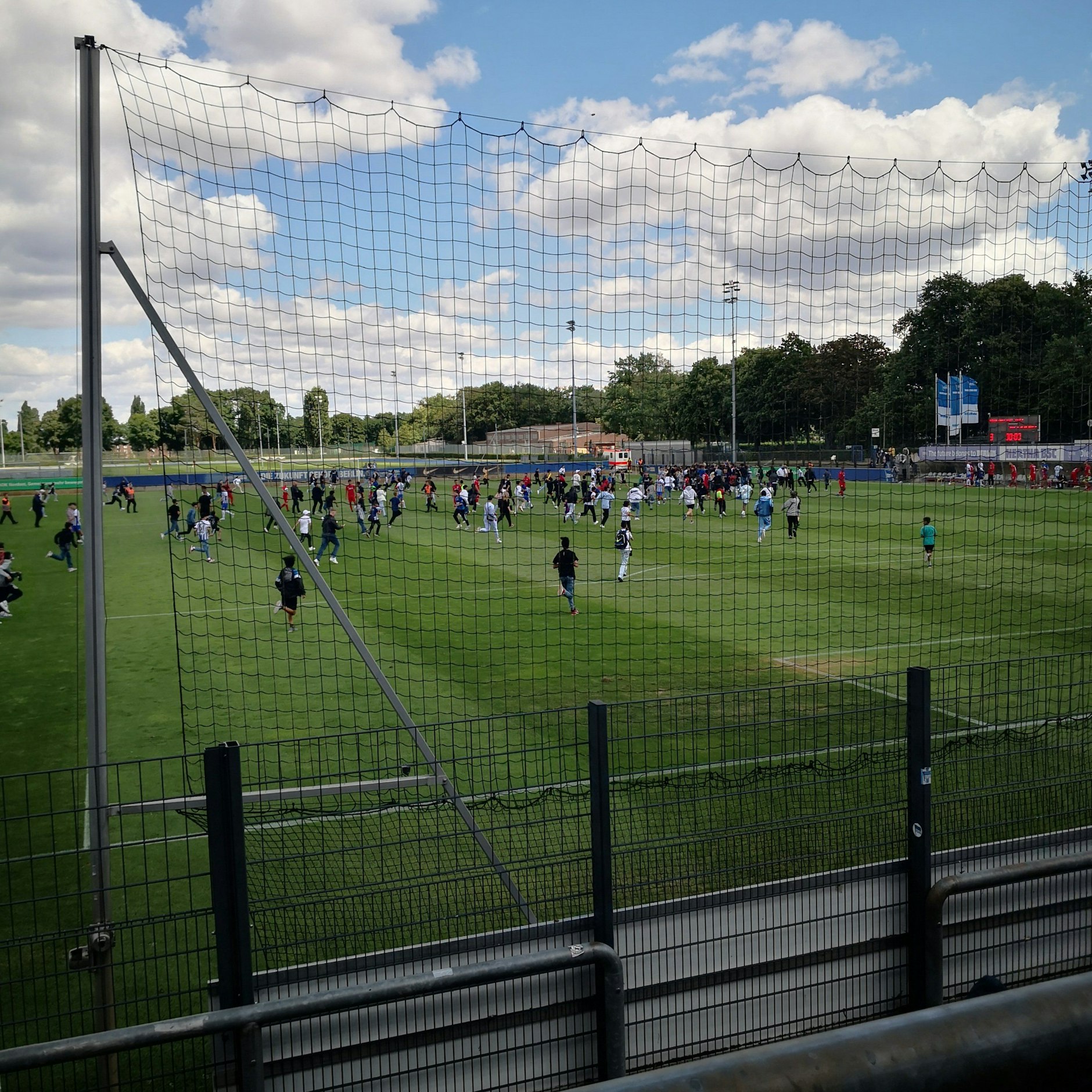 Als das Spiel noch nicht vorbei und Hertha gerade das 3:1 gemacht hatte, rannten Teenies auf den Rasen.