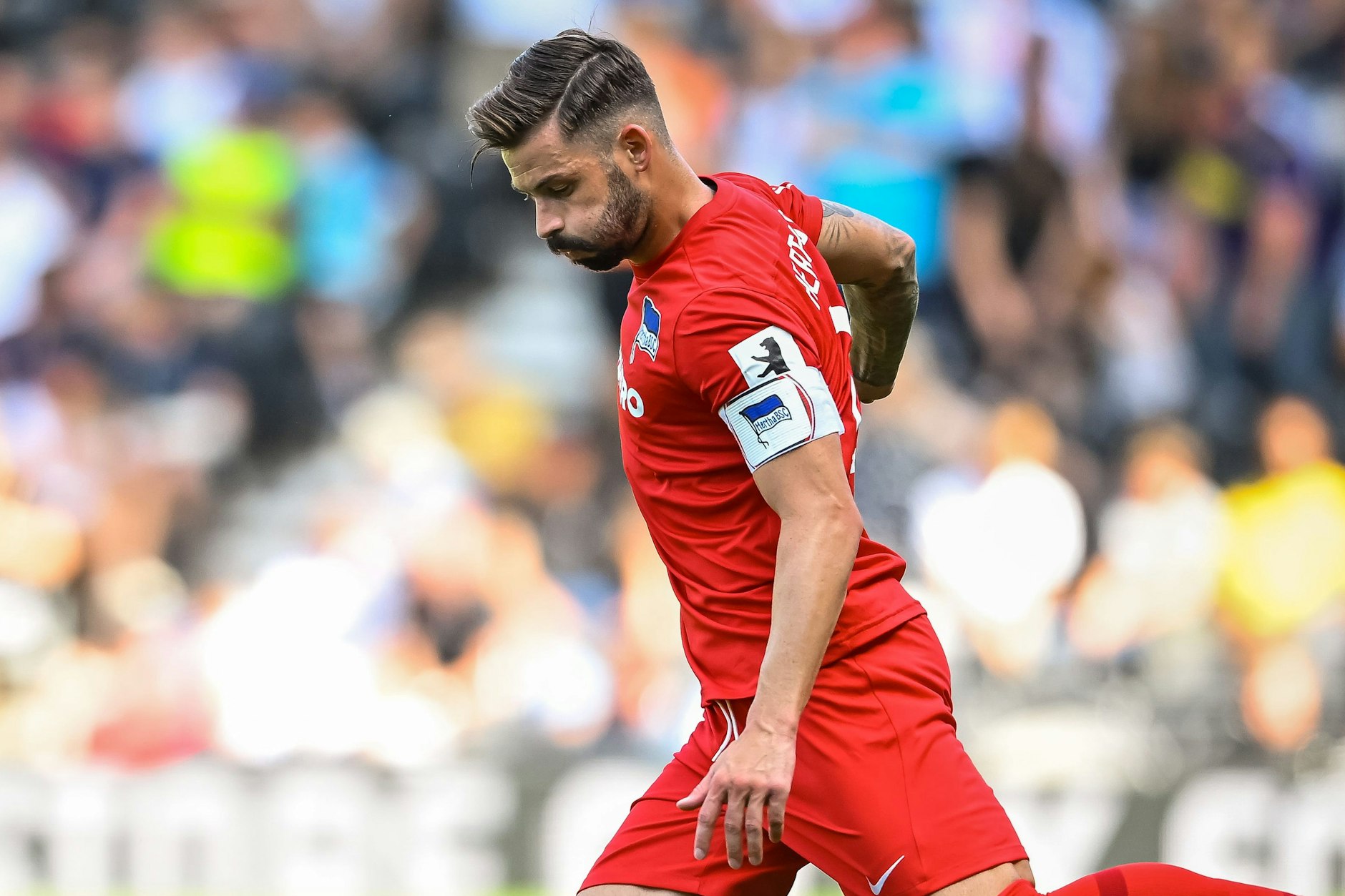 Steht ihm ganz gut! Marvin Plattenhardt (30) trug in der Vorbereitung häufig die Binde am Arm und ist bei Hertha BSC der Topfavorit auf das Kapitänsamt.