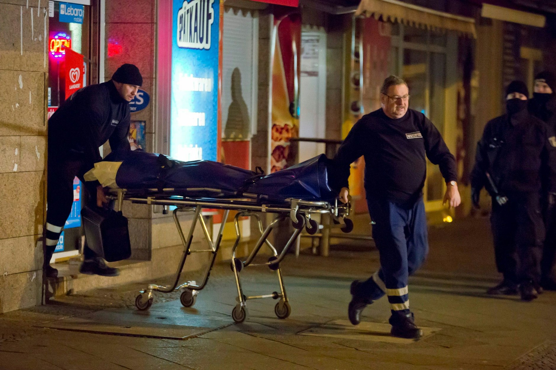 Nach den Rocker-Schüssen im Wettbüro im Januar 2014 wird die Leiche des Opfers abtransportiert.