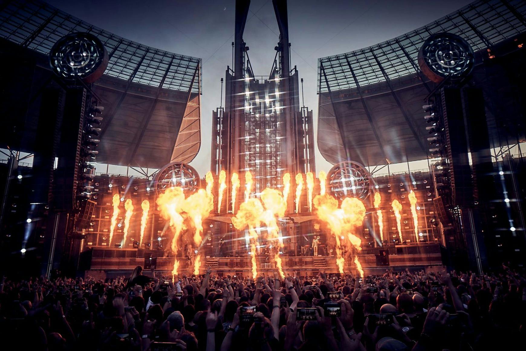 Rammstein setzte auch beim Konzert im Olympiastadion Berlin reichlich Pyrotechnik ein.