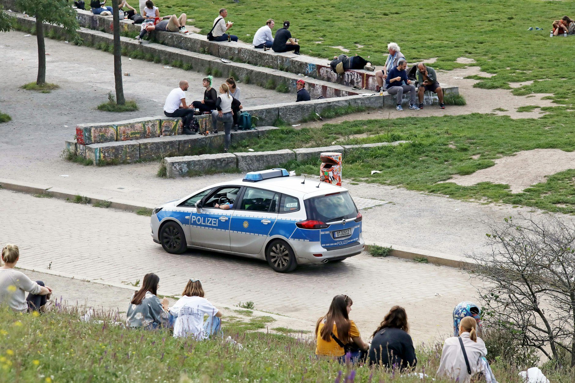 Polzisten fahren im Mauerpark Streife. Seit der Pandemie kommt es in Berliner Parks zu deutlich mehr Polizeieinsätzen.