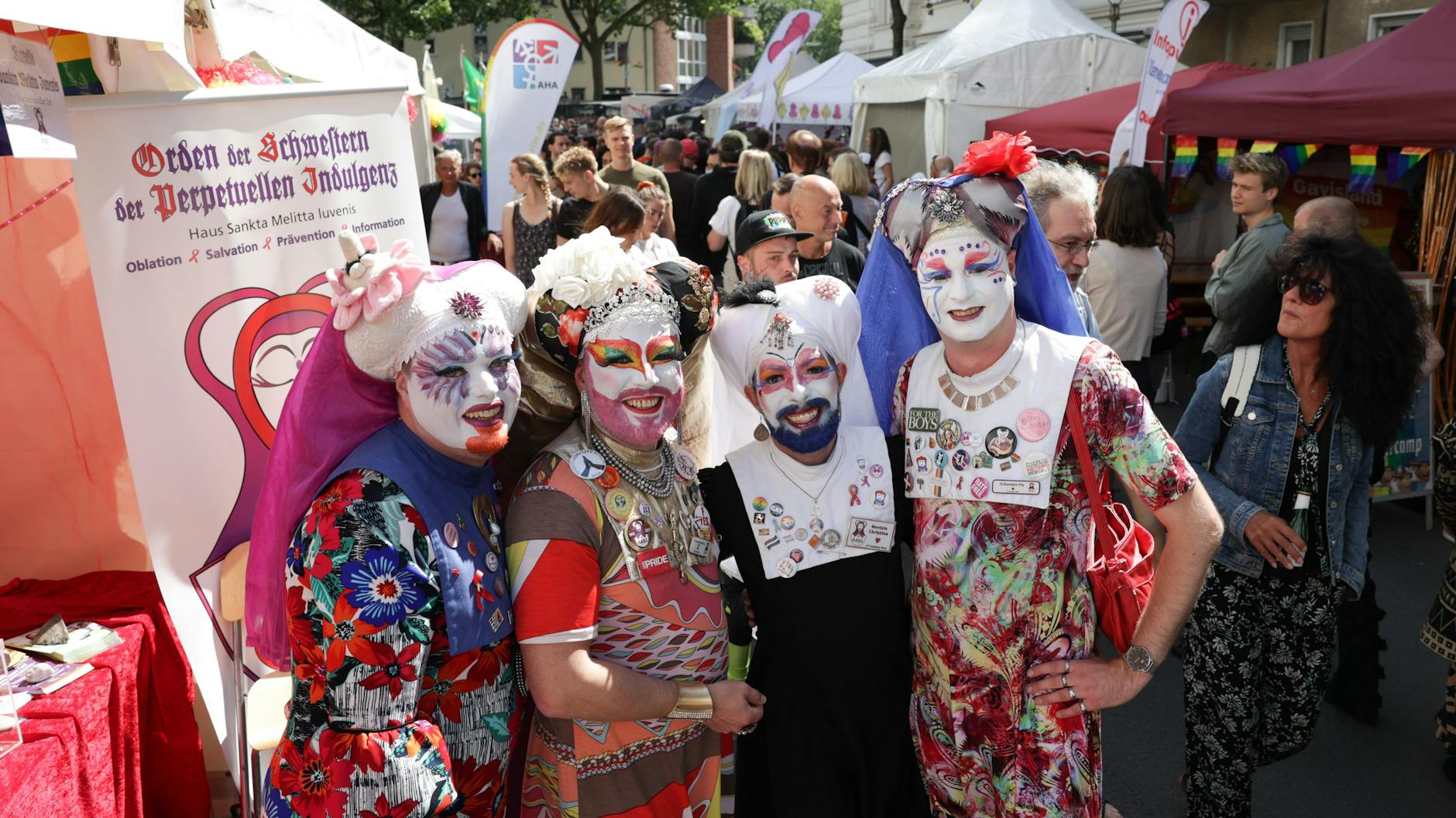 Die queeren Nonnen des Ordens „Schwestern der perpetuellen Indulgenz“ beim 28. Lesbisch-schwulen Stadtfest rund um den Nollendorfplatz.