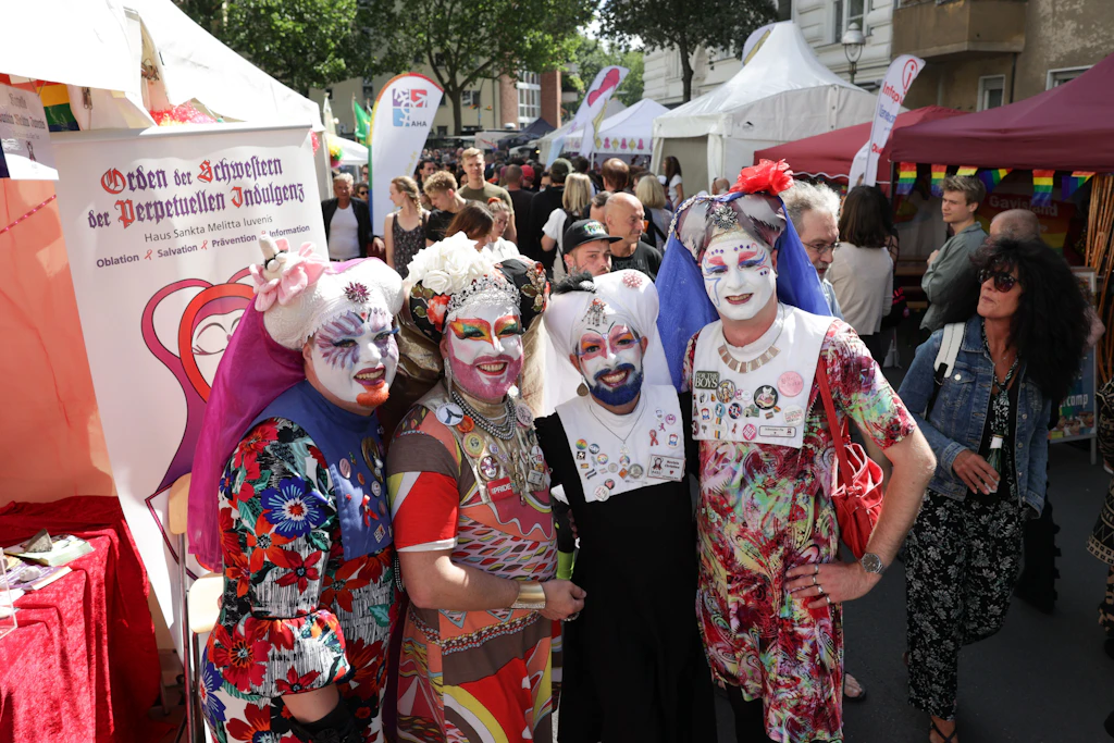 Zwischen Affenpocken und Peniskerzen: Das Straßenfest in Schöneberg