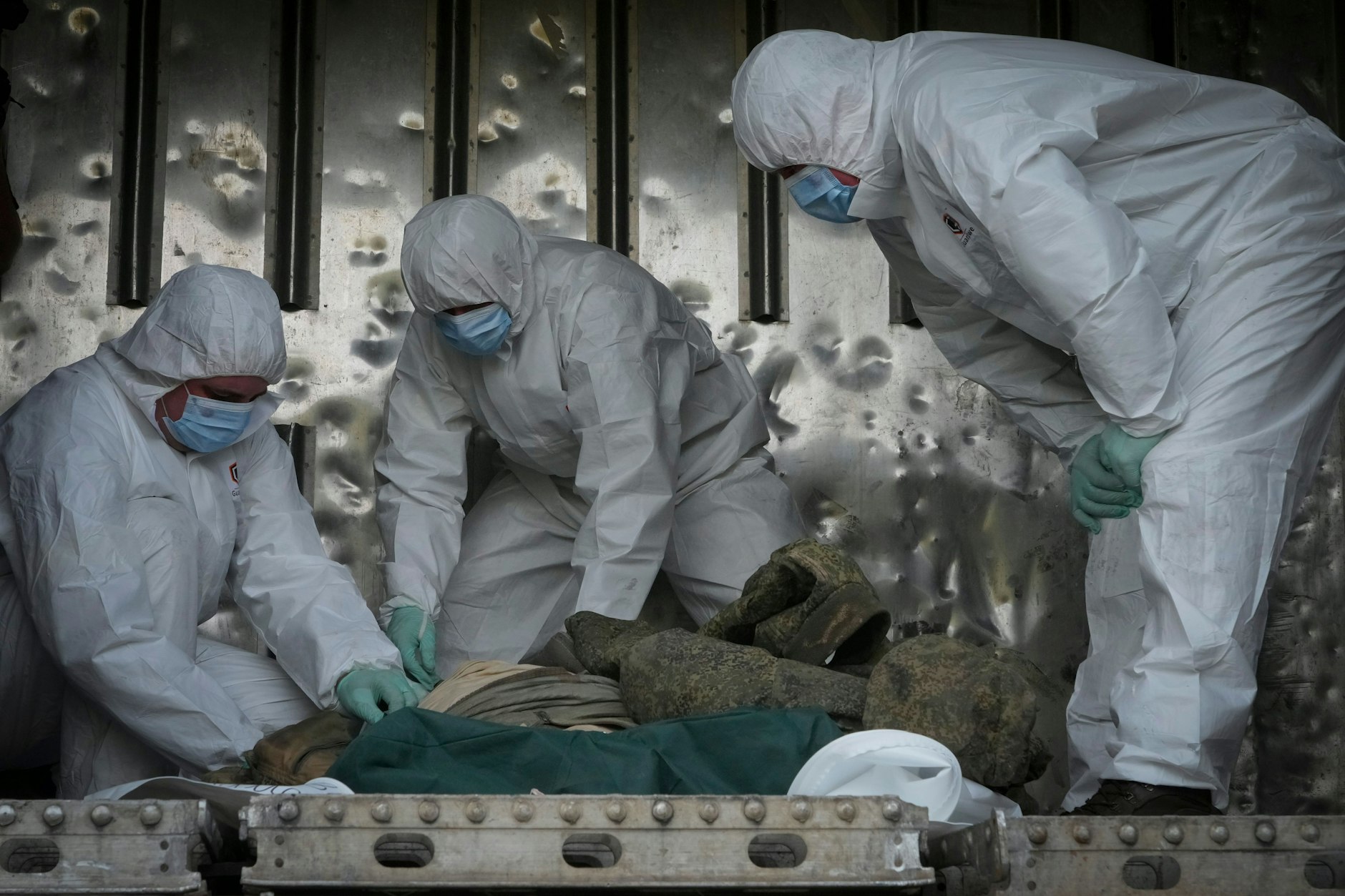 Ukrainische Einsatzkräfte untersuchen gefundene Leichen (Symbolbild).