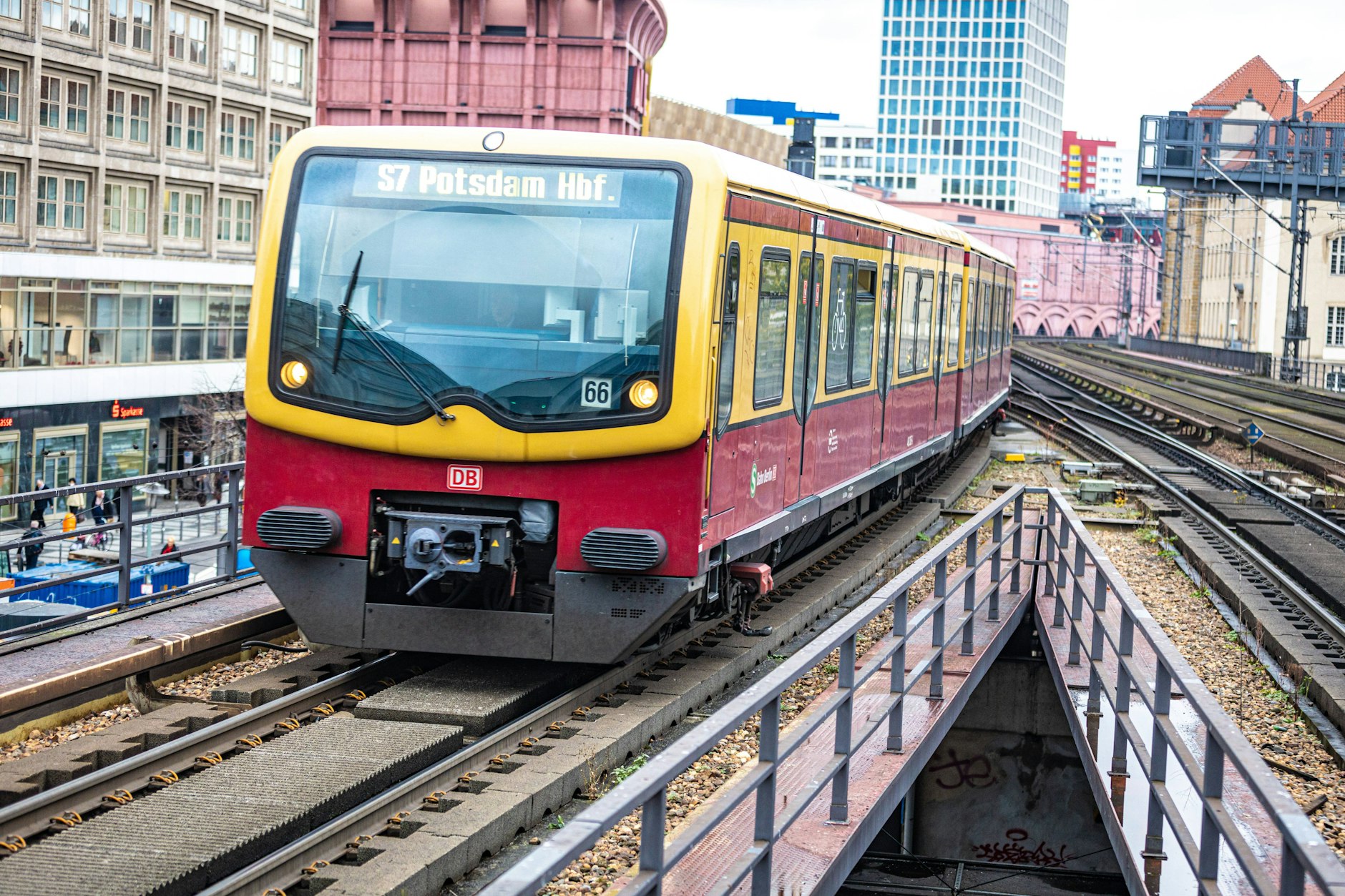 Am Alexanderplatz ist der S-Bahn-Verkehr weitestgehend unterbrochen.