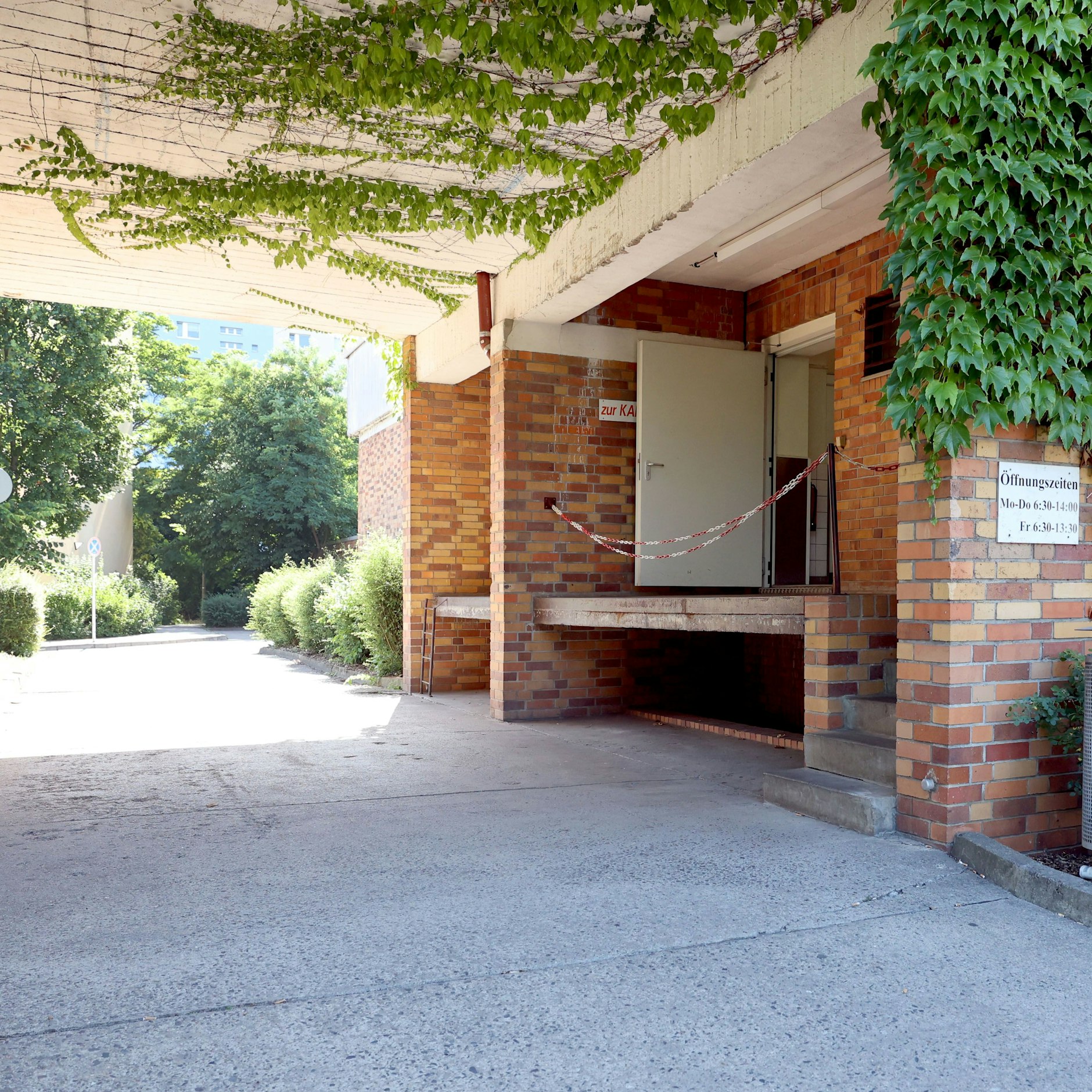 Eingang zur Polizeikantine Marzahn an der Märkischen Allee