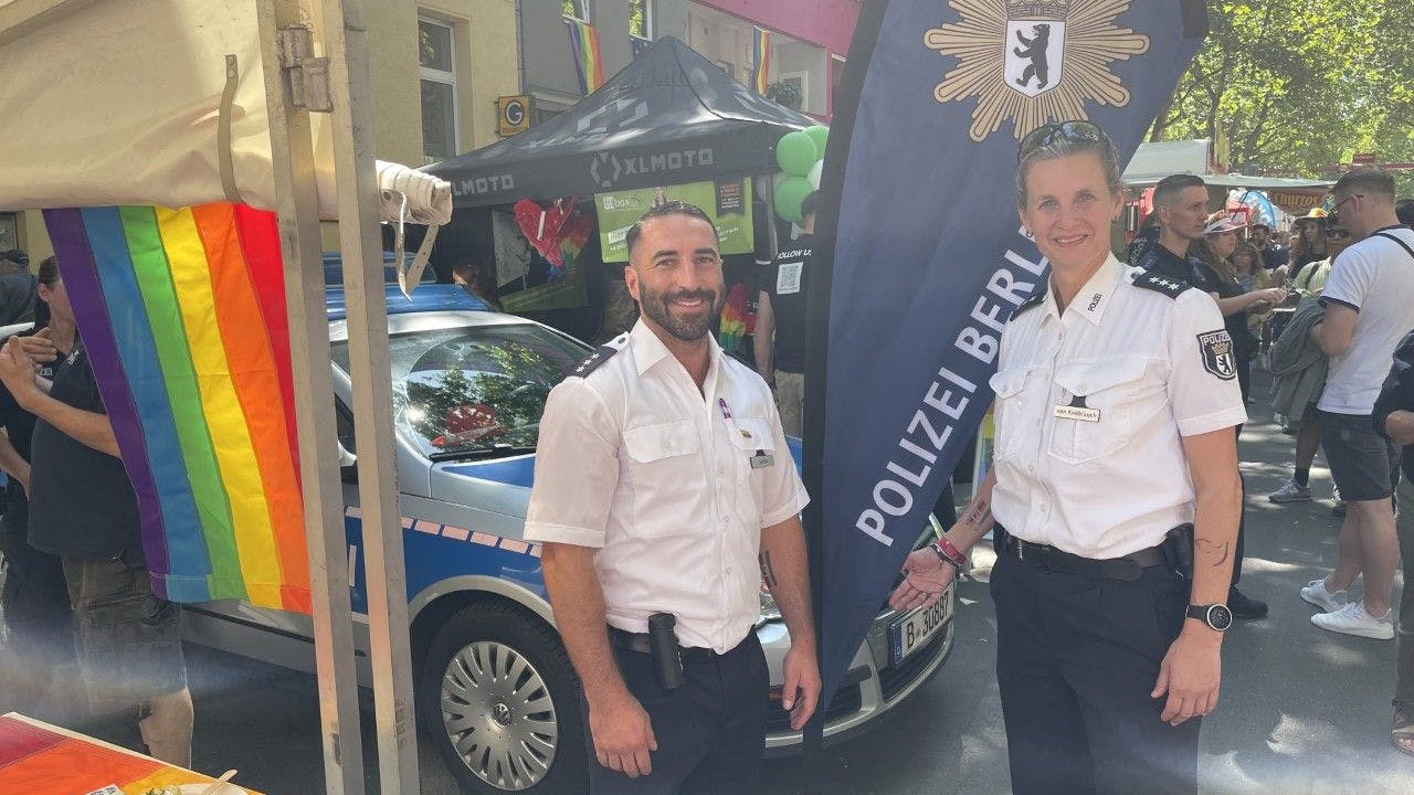 Die Polizisten Michael Späth und Anne von Knoblauch. Später haben sie auch gesungen.