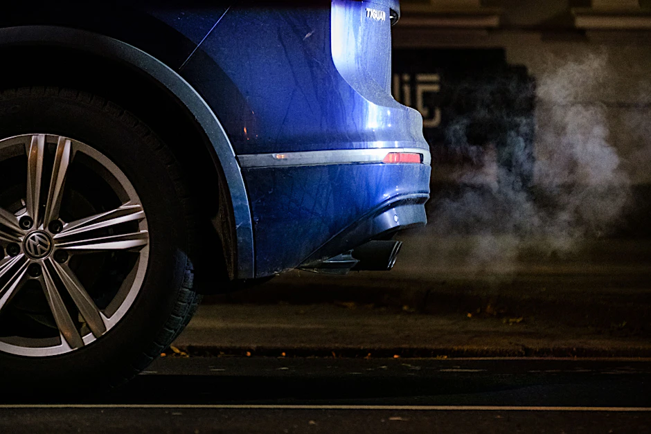 Abgase kommen aus dem Auspuff eines Volkswagen Tiguan.