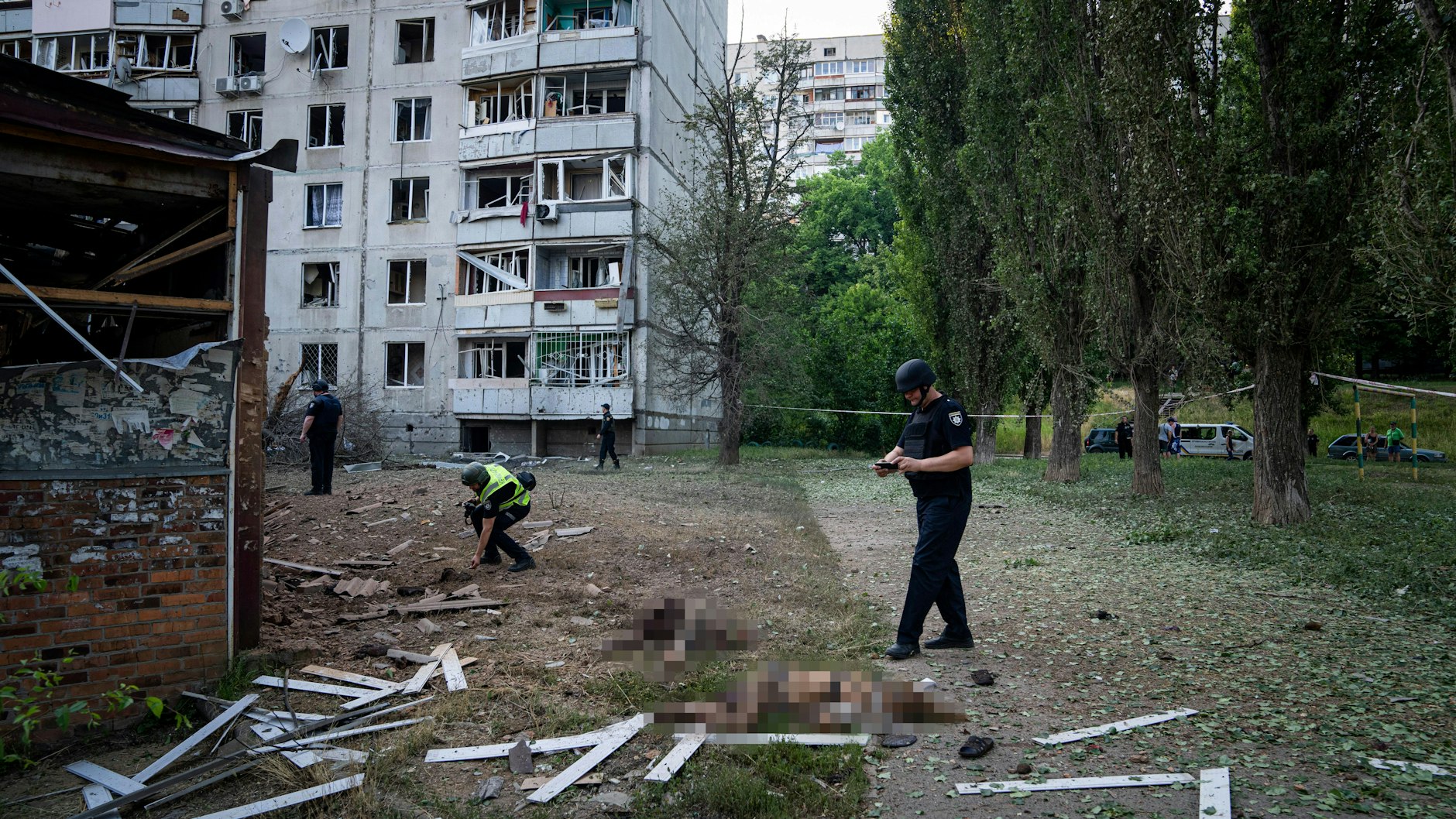 Polizisten fotografieren die Toten.