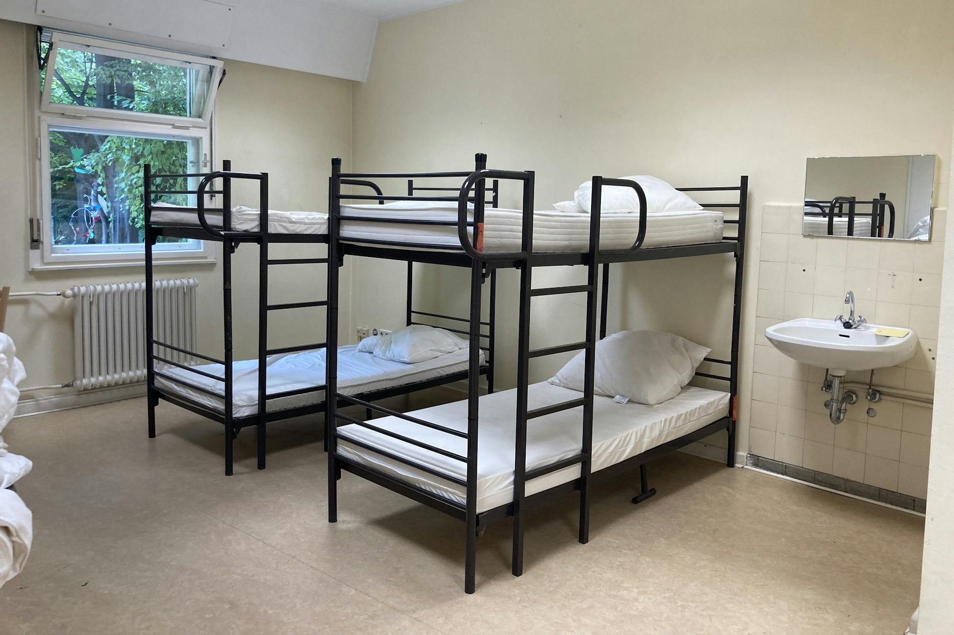 Erst mal abkühlen: Ein typisches Schlafzimmer in Berlins erster Notunterkunft für Hitzehilfe.