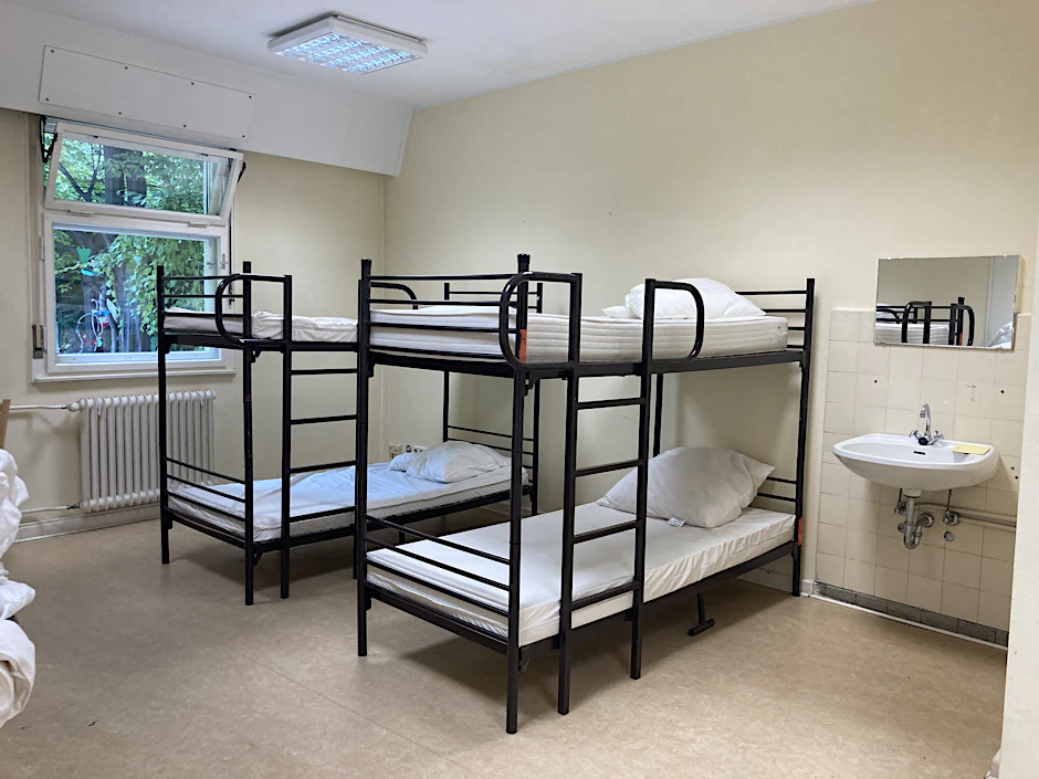 Erst mal abkühlen: Ein typisches Schlafzimmer in Berlins erster Notunterkunft für Hitzehilfe.