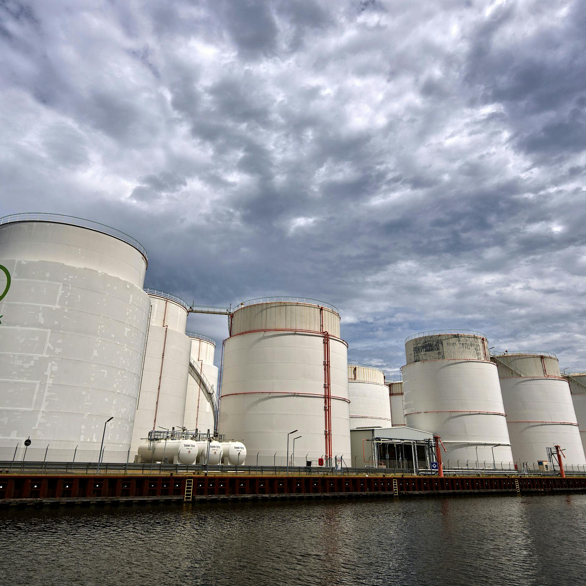 Sprung ins Hafenbecken: Polizei Berlin fischt Dealer mit Drogen aus dem Wasser