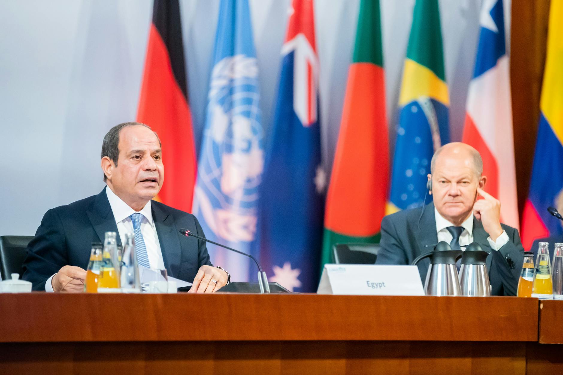 Ägyptens Präsident Abdel Fattah al-Sisi (l) berichtete an der Seite von Olaf Scholz, sein Land arbeite an erneuerbaren Energien, vor allem für die Herstellung von Wasserstoff.
