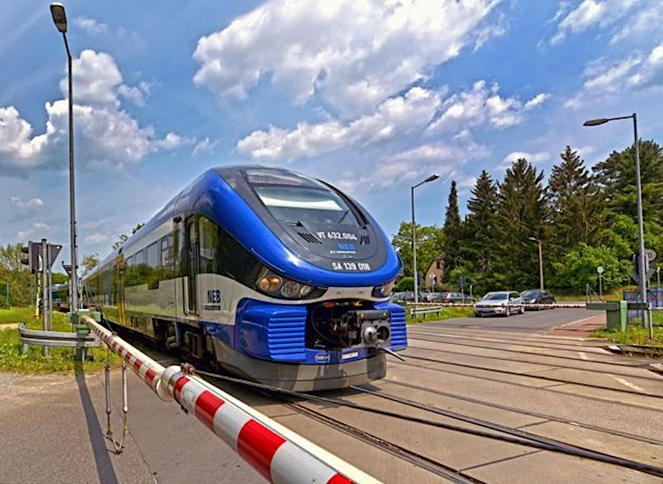 Ein Dieseltriebwagen der Niederbarnimer Eisenbahn (NEB) vom Typ Pesa Link. Solche Fahrzeuge sind auf der Regionalbahnlinie RB26, die von der Sperrung betroffen ist, unterwegs.