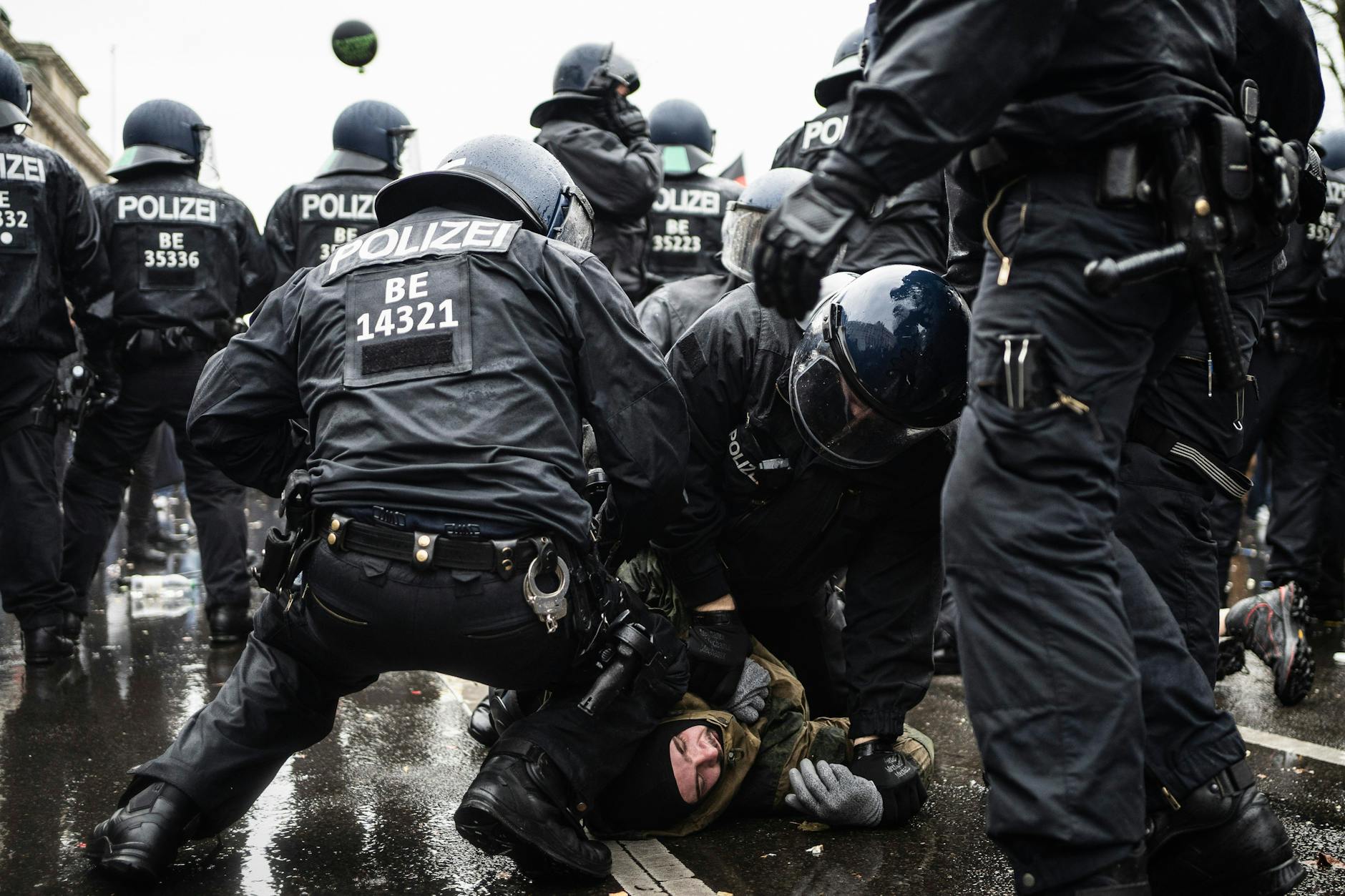 Berliner Polizisten nehmen einen Corona-Demonstranten fest.