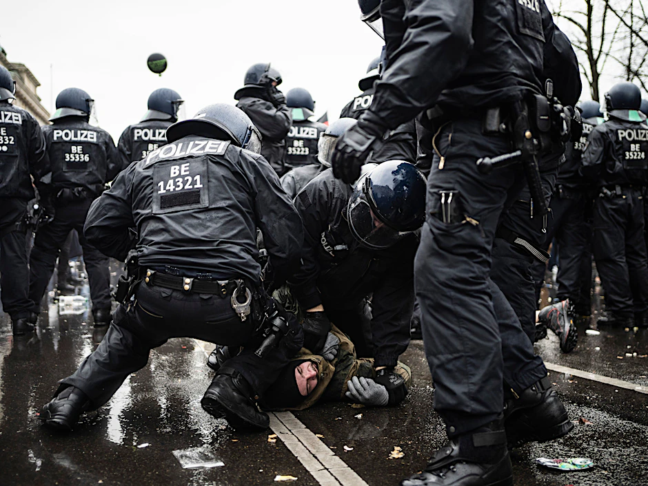 Berliner Polizisten nehmen einen Corona-Demonstranten fest.