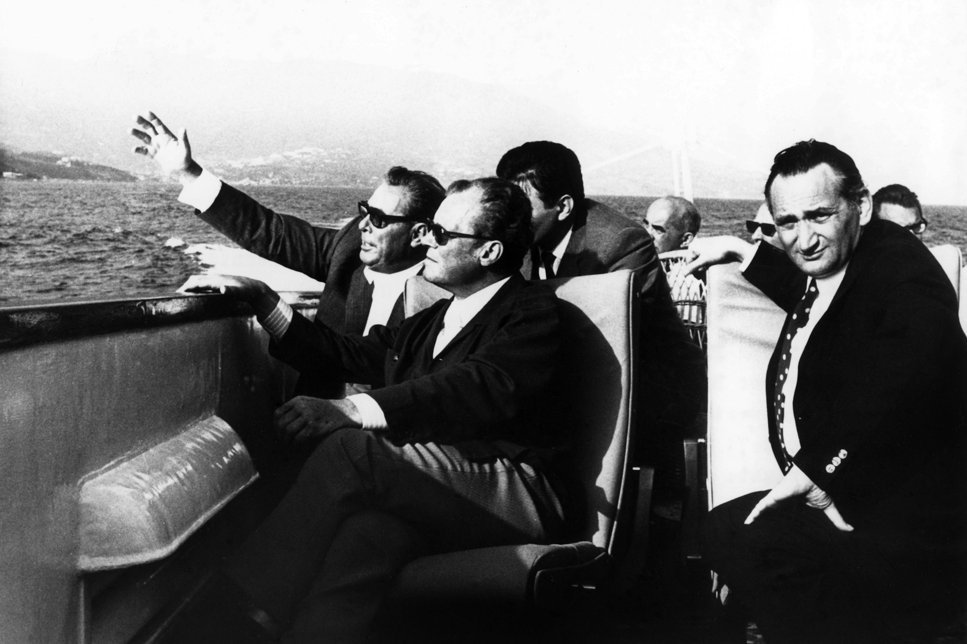 Disgelo nei rapporti tra la Repubblica Federale di Germania e l'Unione Sovietica negli anni '70: il capo di Stato e partito sovietico Leonid Brežnev (a sinistra) illustra i punti di interesse più importanti della costa della Crimea al cancelliere tedesco Willy Brandt (M., SPD) nel settembre 1971. A destra, il segretario di Stato Egon Bahr (SPD).