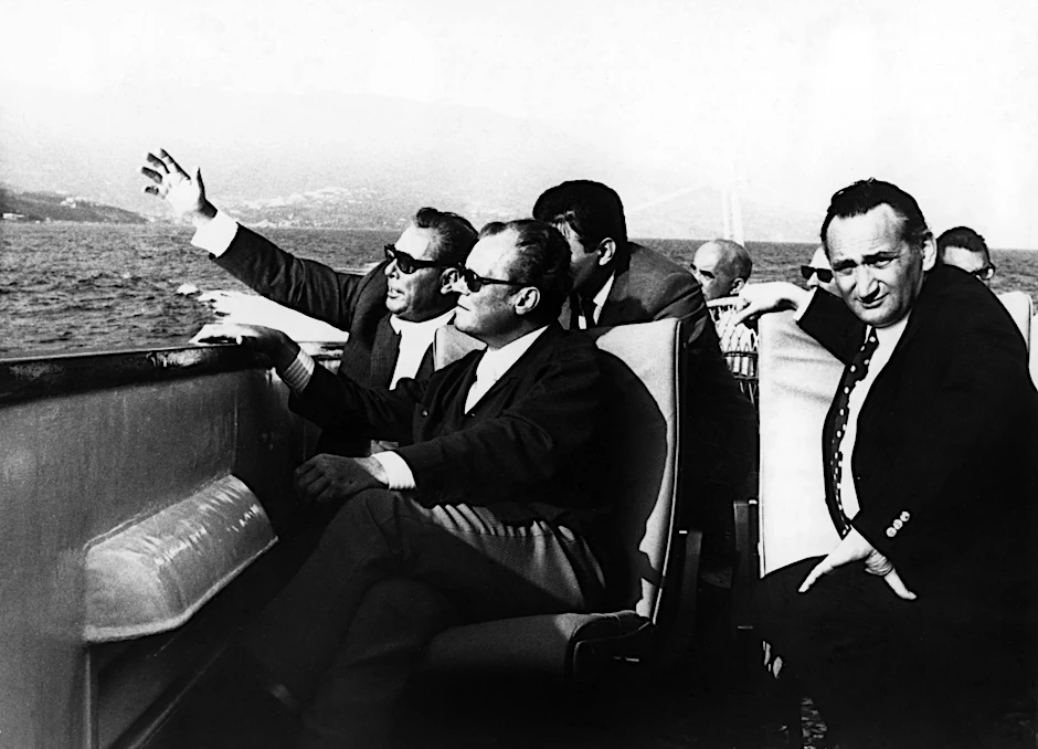 Der sowjetische Staats- und Parteichef Leonid Breschnew (l.) erläutert dem deutschen Bundeskanzler Willy Brandt (M, SPD) während einer Fahrt mit der sowjetischen Regierungsjacht am 17.9.1971 bemerkenswerte Punkte der Krimküste. Rechts Staatssekretär Egon Bahr (SPD). Egon&nbsp;Bahr ist im&nbsp;Alter von 93 Jahren gestorben.