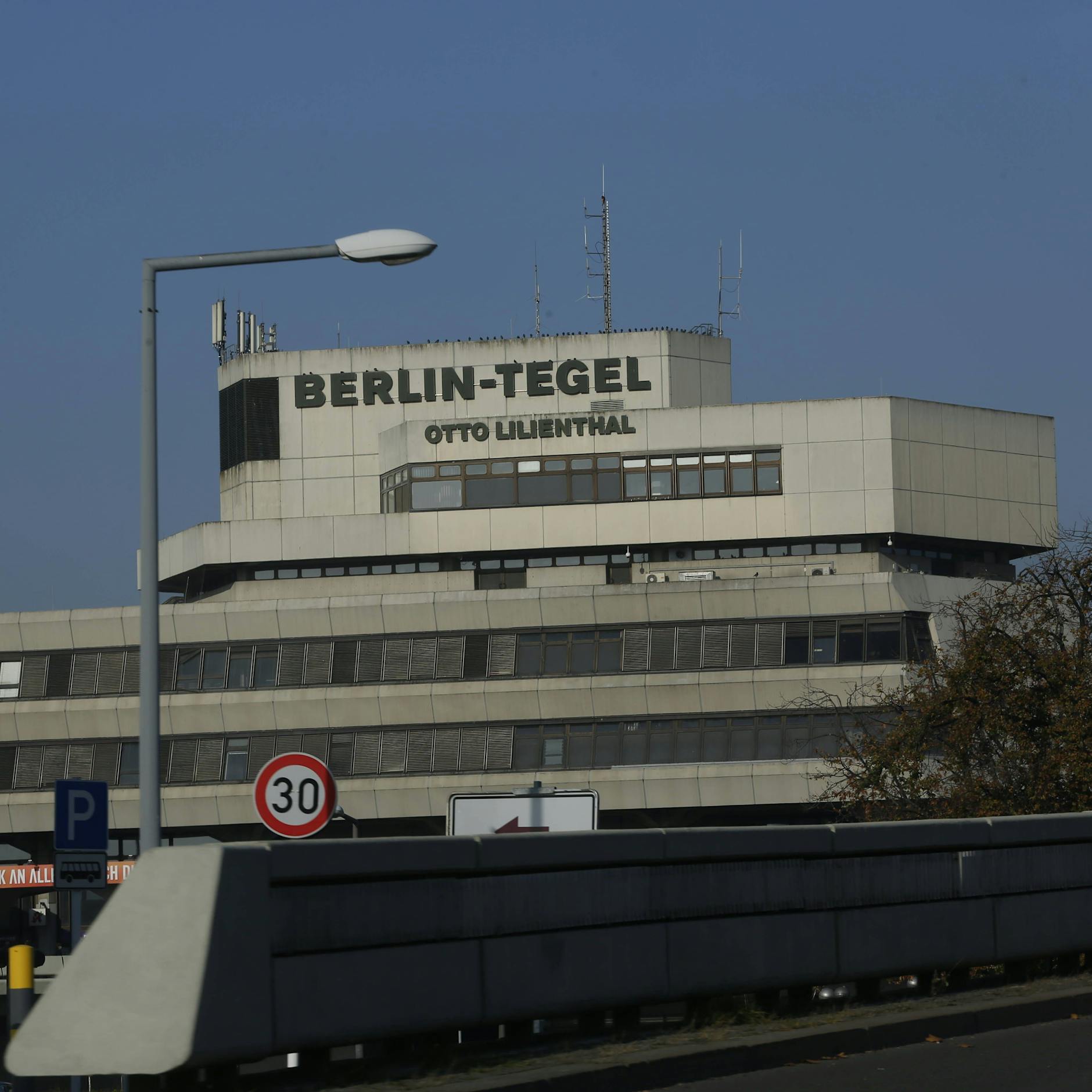 Wie sicher ist unser Grundwasser? Hochgiftige PFAS auf dem Gelände des ehemaligen Flughafens in Berlin-Tegel entdeckt! Sie sind extrem gesundheitsschädlich