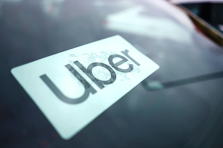 Das Schild weist das Fahrzeug als Uber-Taxi aus.