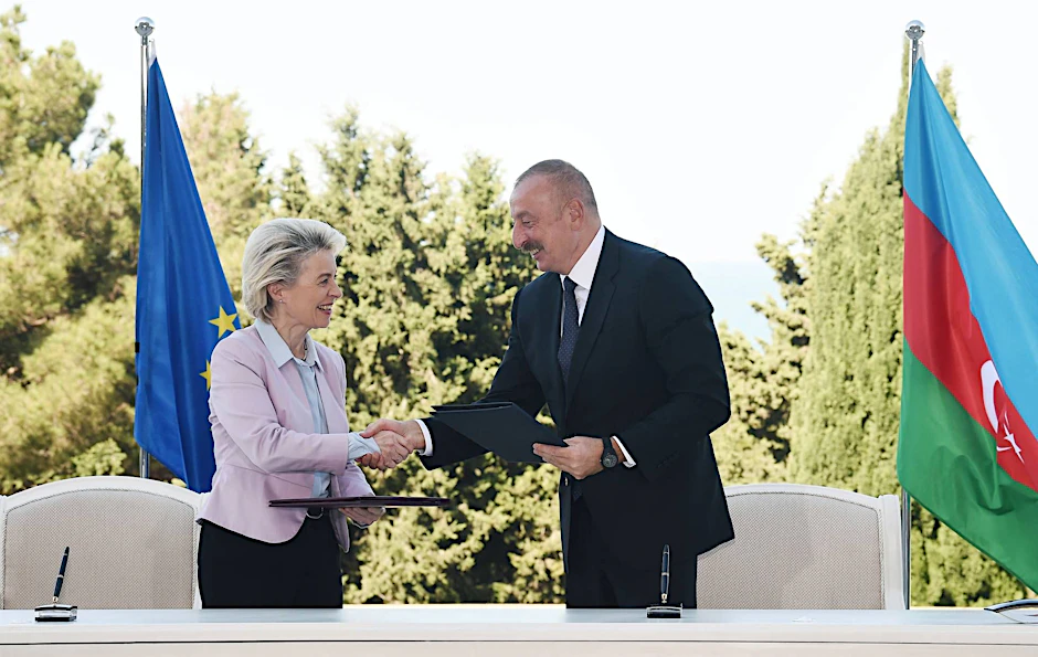 Der Präsident von Aserbaidschan, Ilham Aliyev, und die EU-Kommissionspräsidentin, Ursula von der Leyen, schließen ein Gas-Abkommen. 