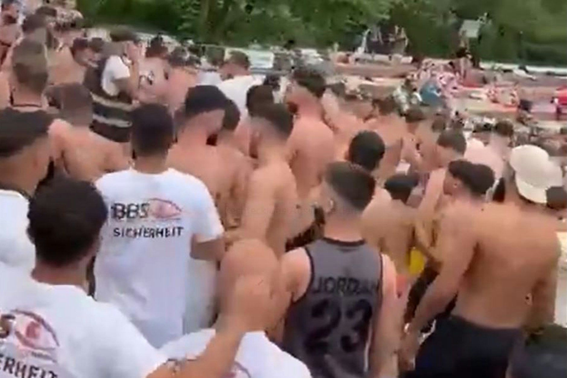 Schlägerei im Sommerbad am Insulaner in Berlin-Steglitz.