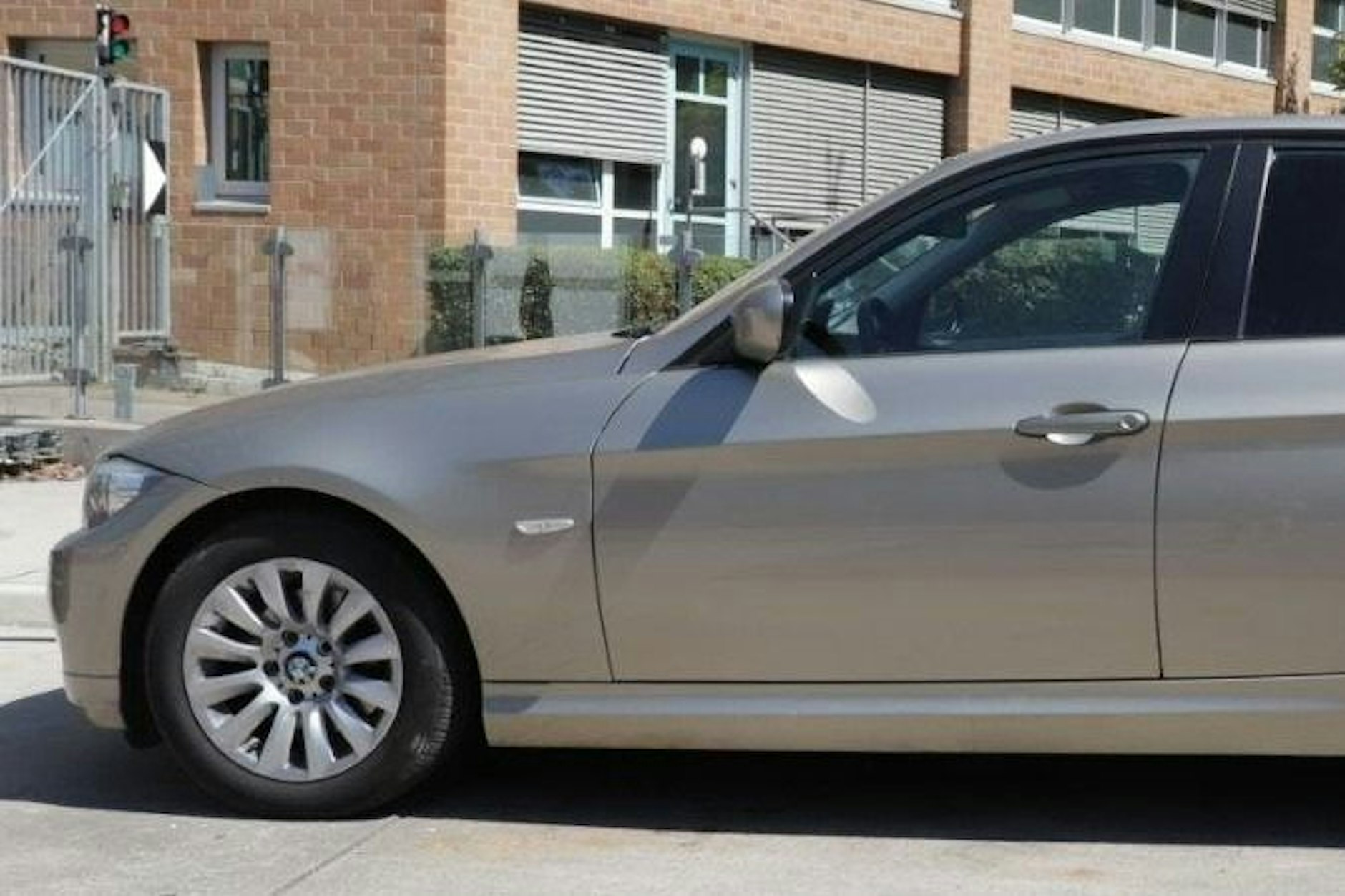 Das von der Polizei Ludwigsburg im Fall um die tote 17-Jährige aus Asperg veröffentlichte Foto zeigt einen älteren graubraunen BMW 320 mit Ludwigsburger Kennzeichen. Das Fahrzeug soll „eventuell mit der Vermissten und einem Mann besetzt gewesen sein“, teilt die Polizei mit.